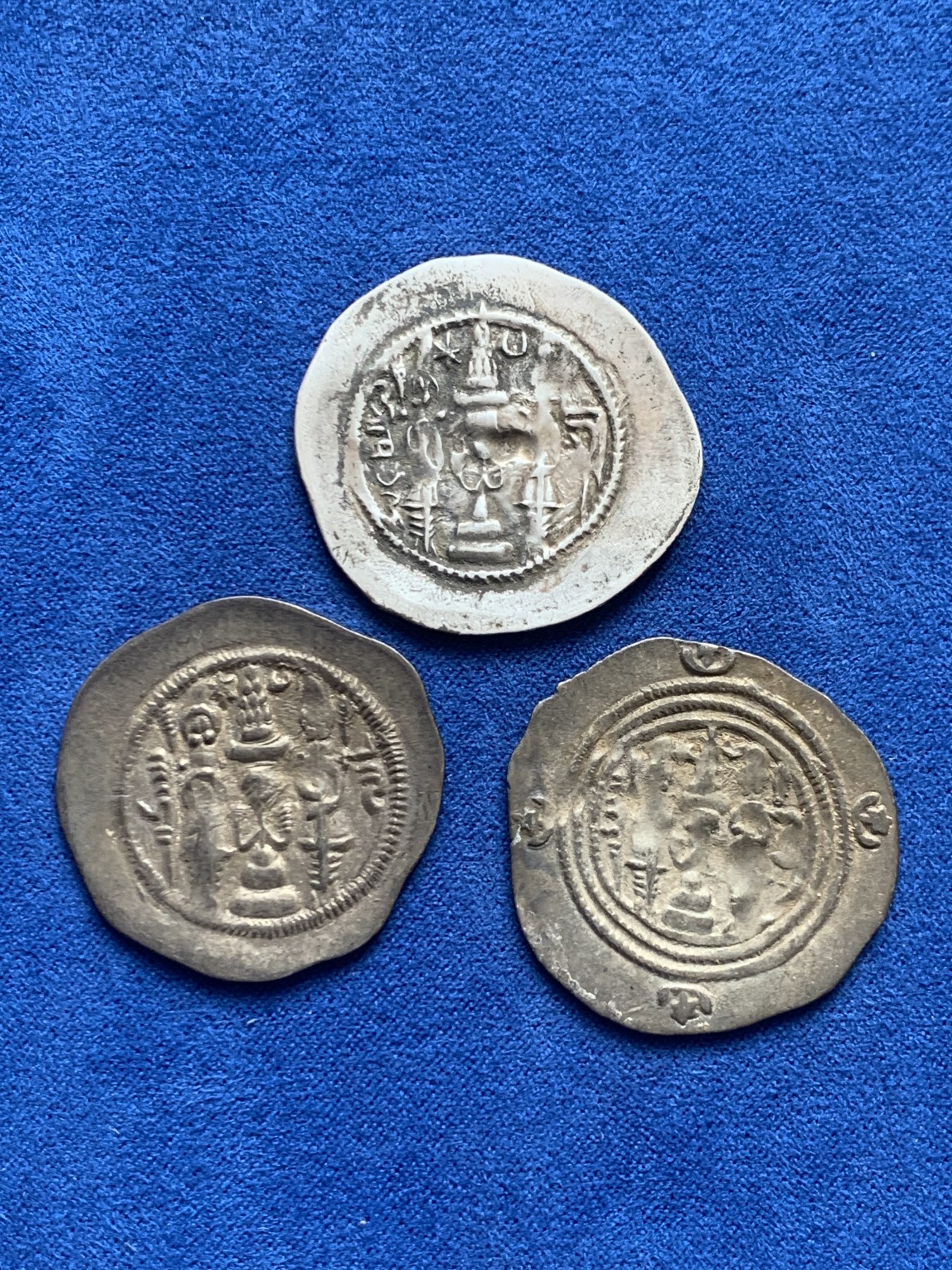 《竞宝斋》第218场-周日，周一 2场 (全场包邮) 3枚一组 公元531~628年古波斯萨珊王朝银币，面值1德拉马克，每个4克左右。3个版本，库思老一世（531-579），霍米兹德四世（579-590），库思老二世（591-628）