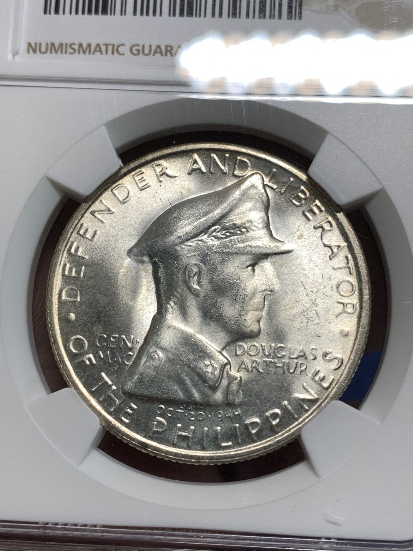 《竞宝斋》第218场-周日，周一 2场 (全场包邮) NGC-MS64 菲律宾 1947年S 麦克阿瑟将军1比索大银币 卷拆高分 热门品种