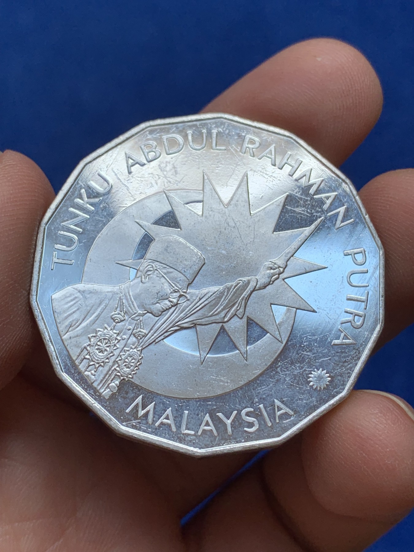 《竞宝斋》第218场-周日，周一 2场 (全场包邮) 马来西亚独立25周年纪念银币+铜镍，都为精制版，银币重35克 高银大银币