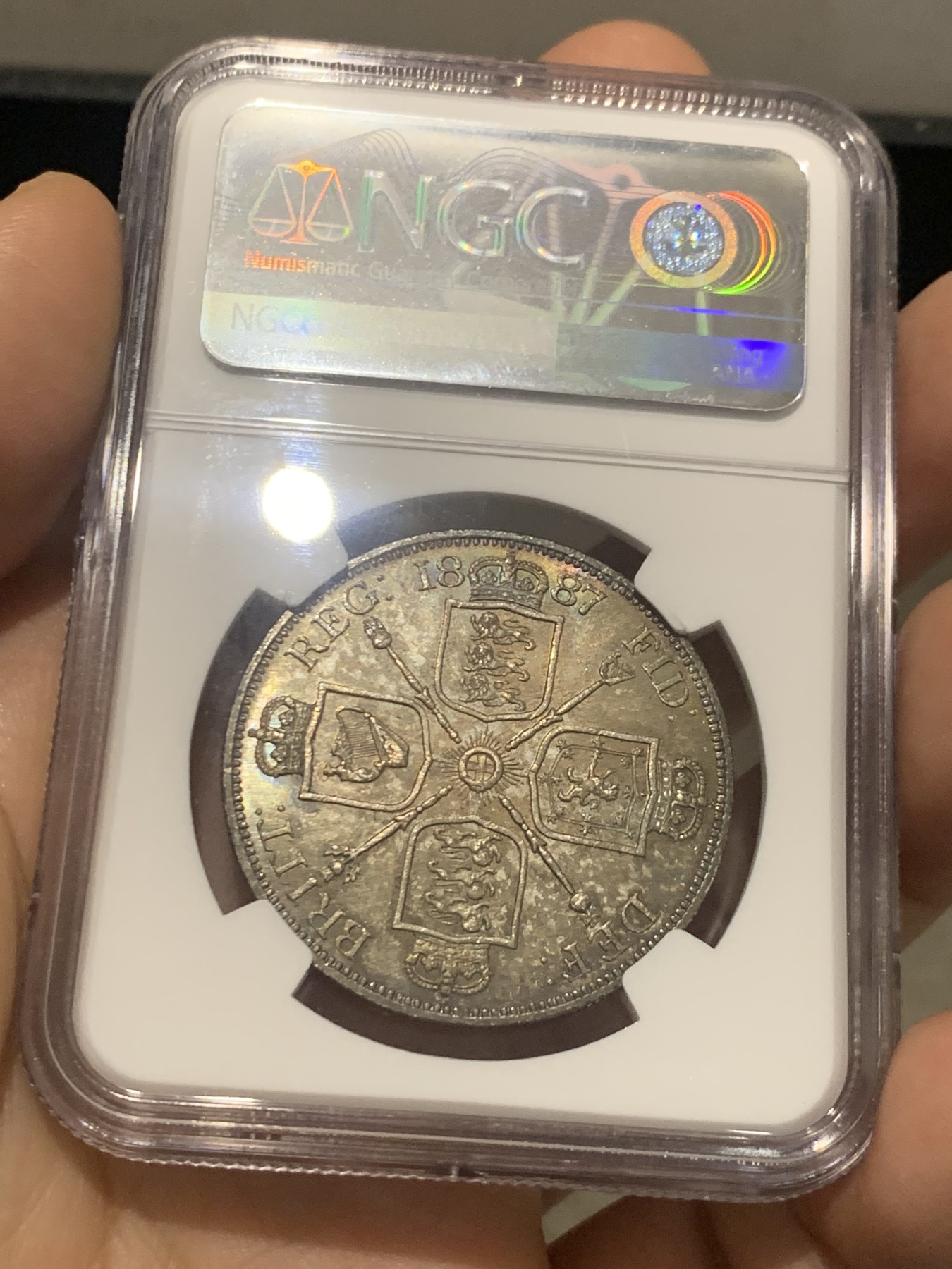 《竞宝斋》第218场-周日，周一 2场 (全场包邮) NGC MS62 1887年 英国维多利亚女王 高冠双弗洛林银币 罗马体版 镜面底板 酱彩包浆 无敌状态