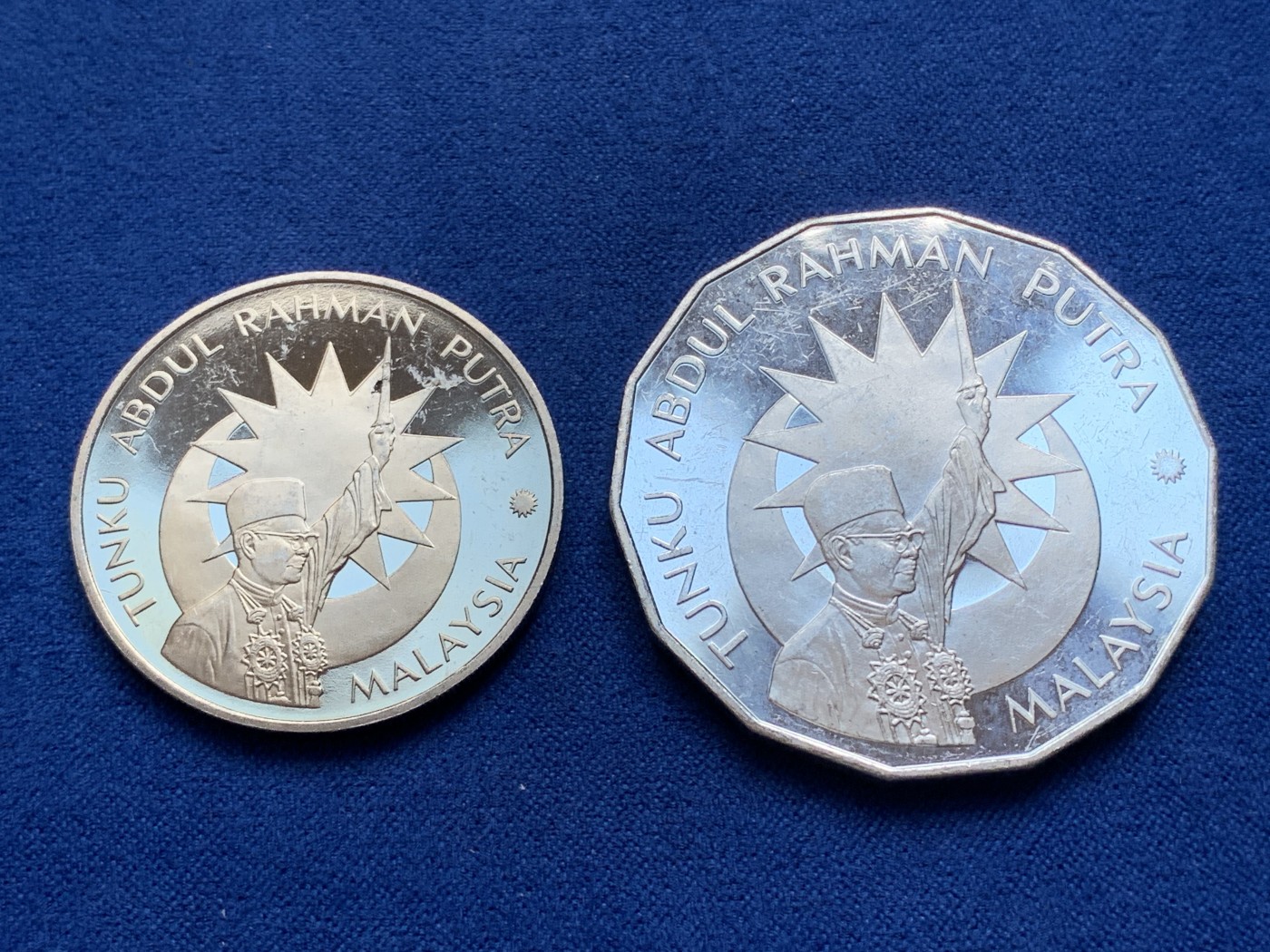 《竞宝斋》第218场-周日，周一 2场 (全场包邮) 马来西亚独立25周年纪念银币+铜镍，都为精制版，银币重35克 高银大银币