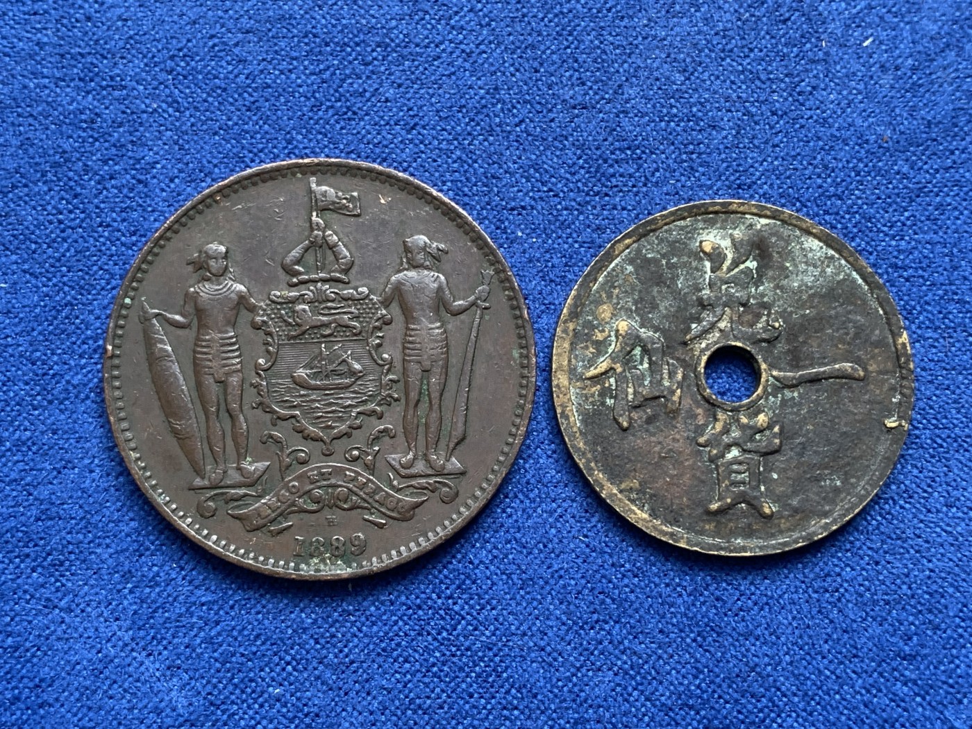 《竞宝斋》第218场-周日，周一 2场 (全场包邮) 英属北婆罗洲1889年洋元一分铜币，巧克力包浆+南洋北婆罗洲地区中孔兑货一仙铜代币，俗称“猪仔币”