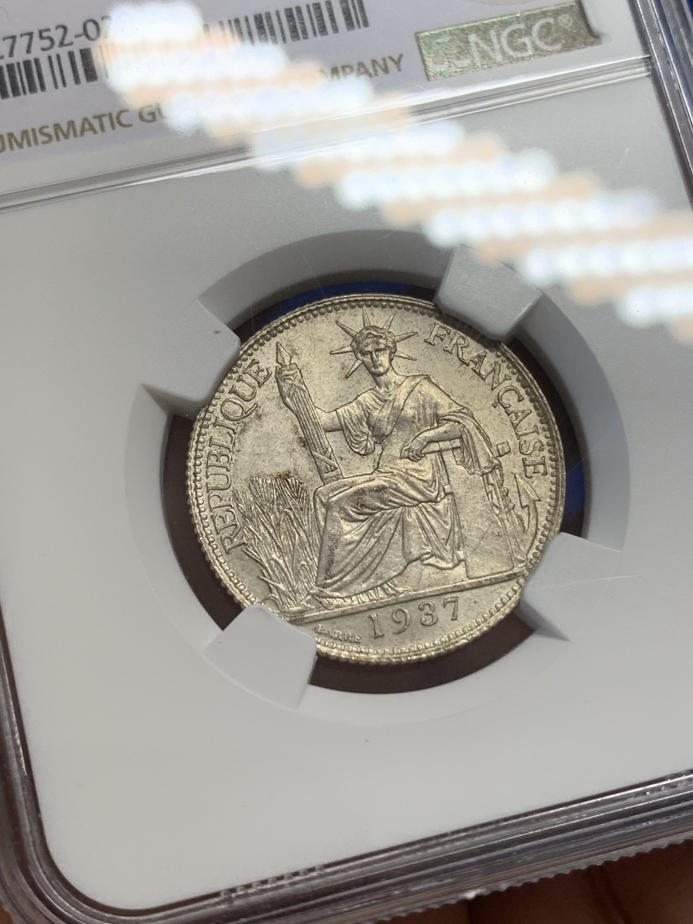 《竞宝斋》第218场-周日，周一 2场 (全场包邮) NGC MS62 1937年法属印支小坐洋20分银币 淡金彩包浆 小巧精致