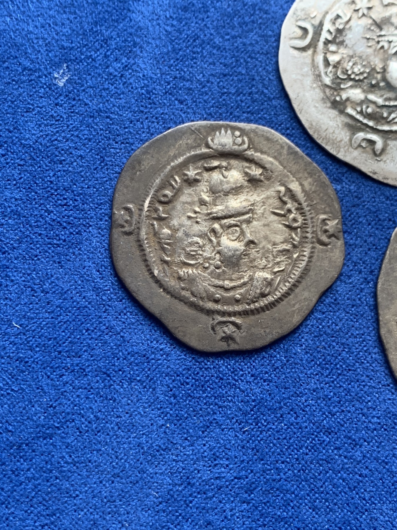 《竞宝斋》第218场-周日，周一 2场 (全场包邮) 3枚一组 公元531~628年古波斯萨珊王朝银币，面值1德拉马克，每个4克左右。3个版本，库思老一世（531-579），霍米兹德四世（579-590），库思老二世（591-628）