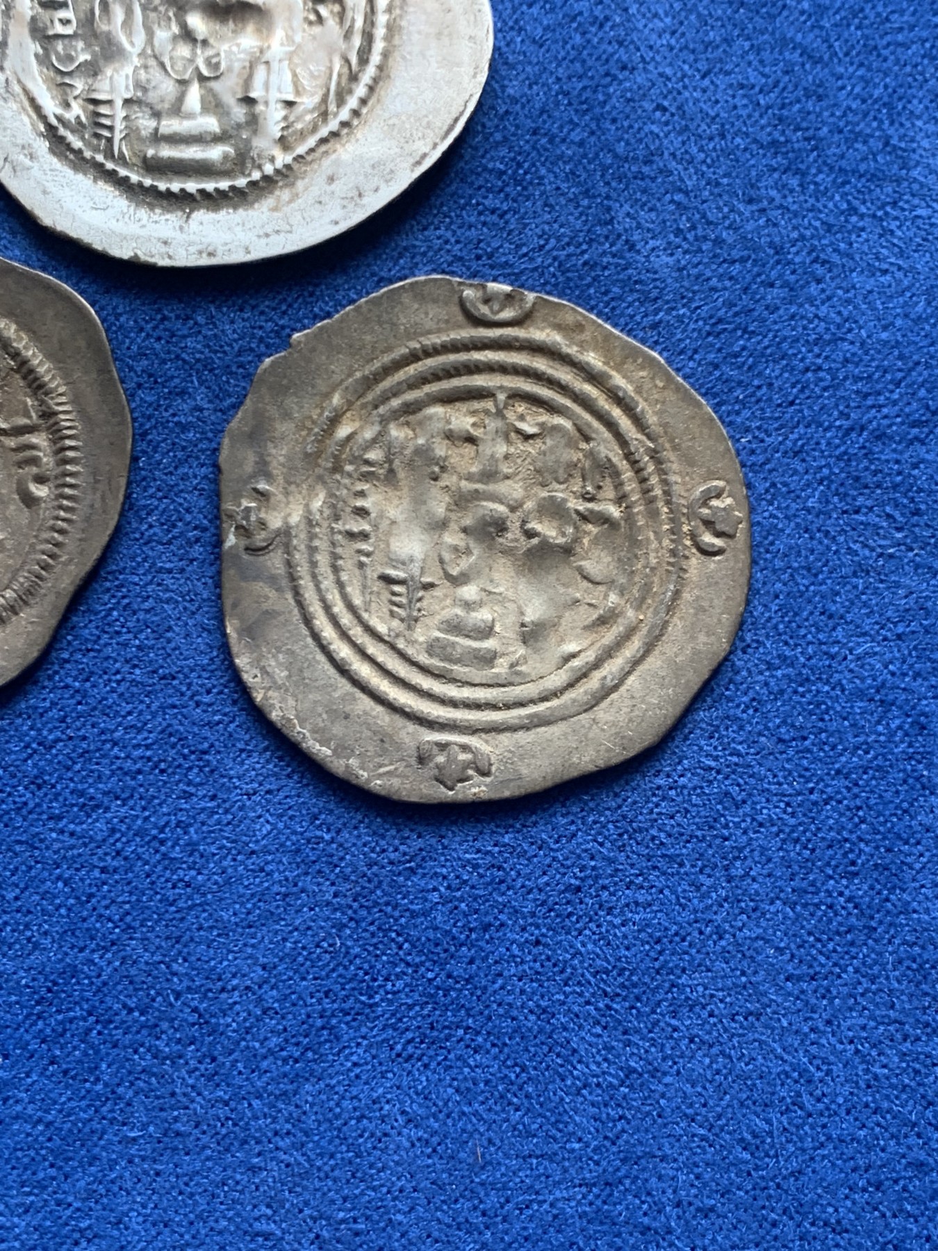 《竞宝斋》第218场-周日，周一 2场 (全场包邮) 3枚一组 公元531~628年古波斯萨珊王朝银币，面值1德拉马克，每个4克左右。3个版本，库思老一世（531-579），霍米兹德四世（579-590），库思老二世（591-628）