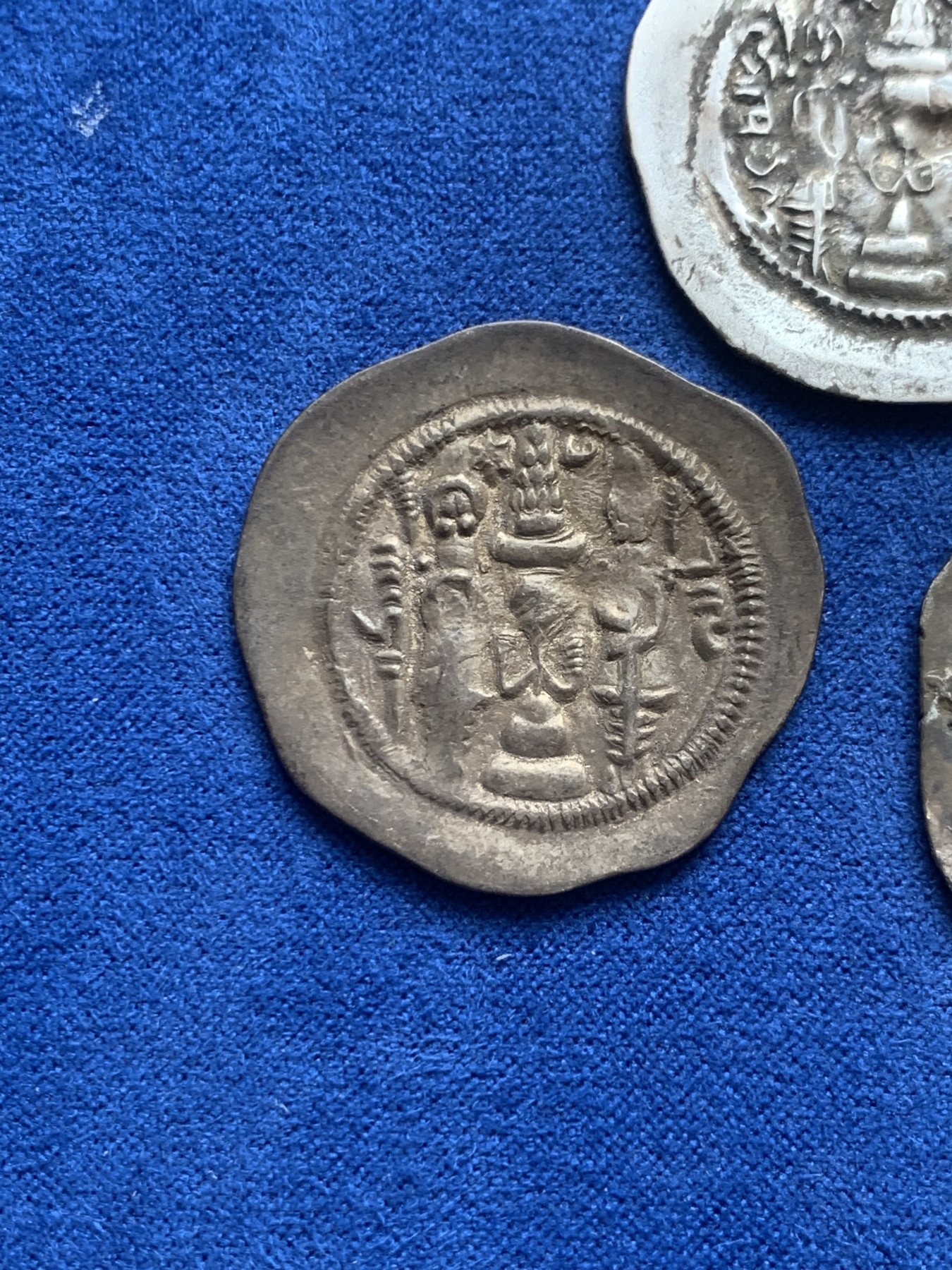 《竞宝斋》第218场-周日，周一 2场 (全场包邮) 3枚一组 公元531~628年古波斯萨珊王朝银币，面值1德拉马克，每个4克左右。3个版本，库思老一世（531-579），霍米兹德四世（579-590），库思老二世（591-628）