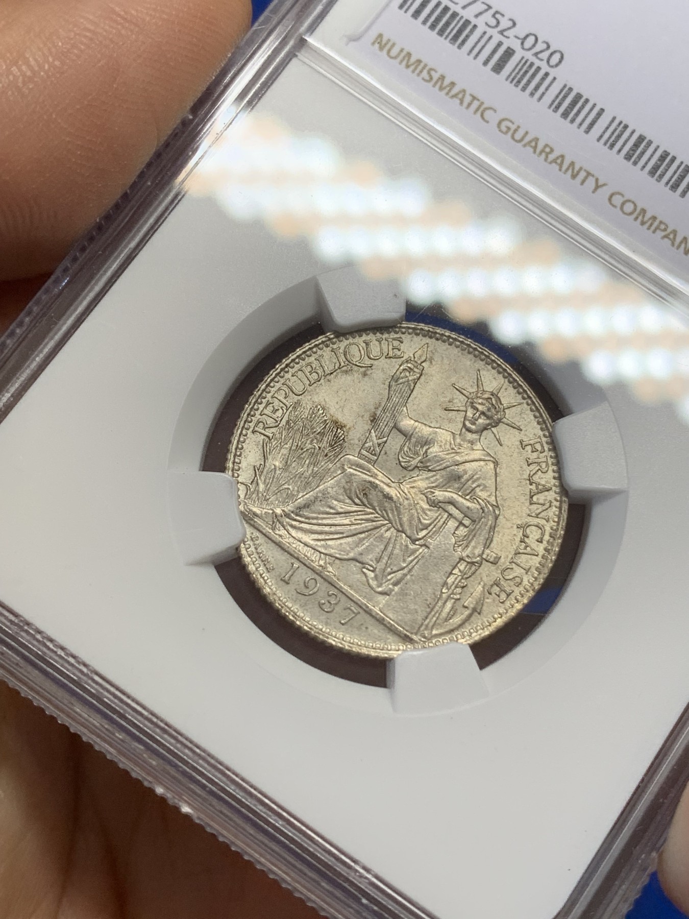 《竞宝斋》第218场-周日，周一 2场 (全场包邮) NGC MS62 1937年法属印支小坐洋20分银币 淡金彩包浆 小巧精致