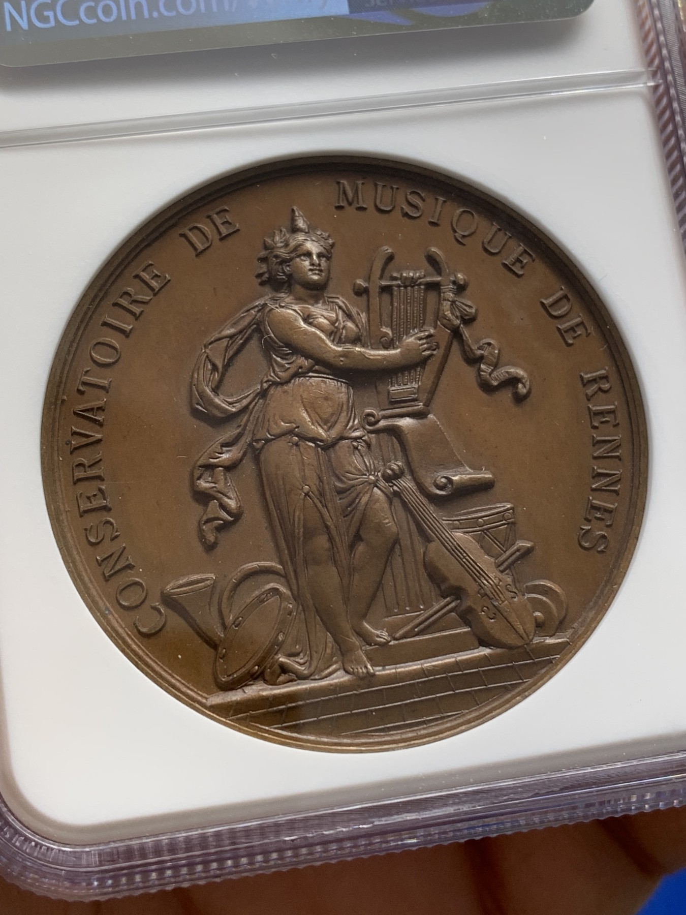 《竞宝斋》第218场-周日，周一 2场 (全场包邮) NGC-MS63BN 19世纪法国音乐学院铜章 加厚盒