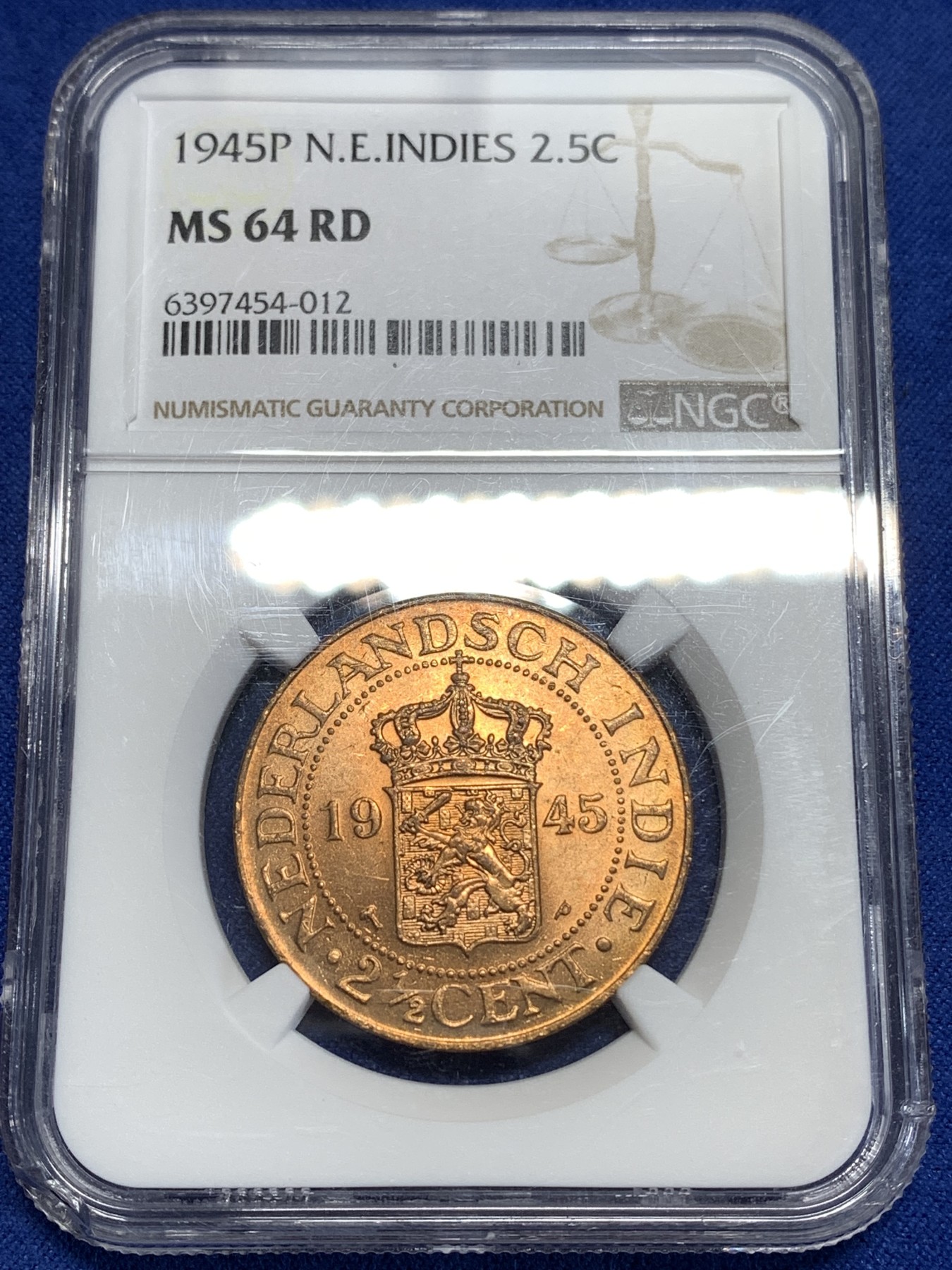 《竞宝斋》第218场-周日，周一 2场 (全场包邮) NGC MS64RD 荷属东印度1945年2.5分铜币 盒子左下角有磕