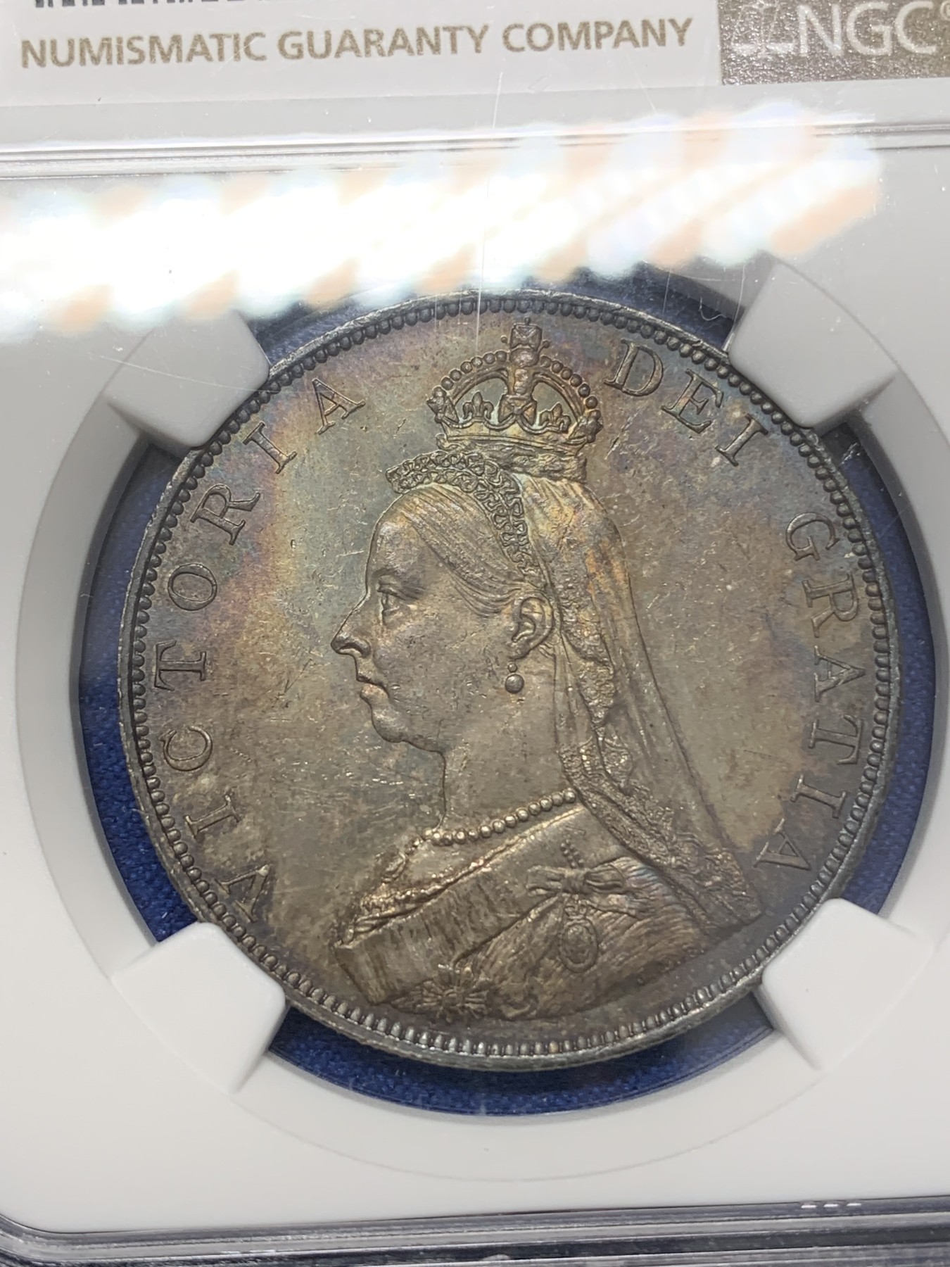 《竞宝斋》第218场-周日，周一 2场 (全场包邮) NGC MS62 1887年 英国维多利亚女王 高冠双弗洛林银币 罗马体版 镜面底板 酱彩包浆 无敌状态