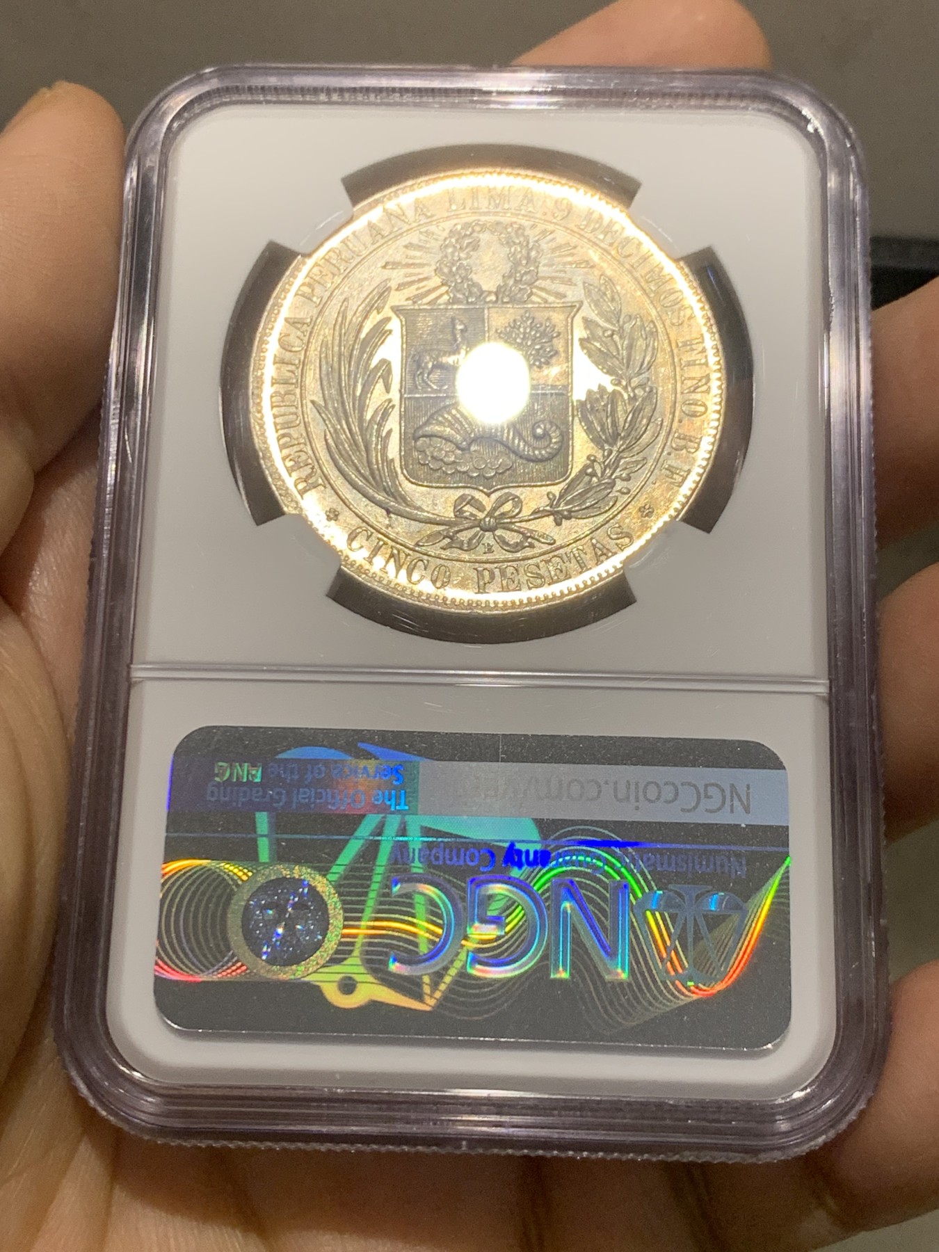 《竞宝斋》第218场-周日，周一 2场 (全场包邮) NGC MS62  1880秘鲁临时政府 单年版 5比塞塔大银币 底光好 细节出众