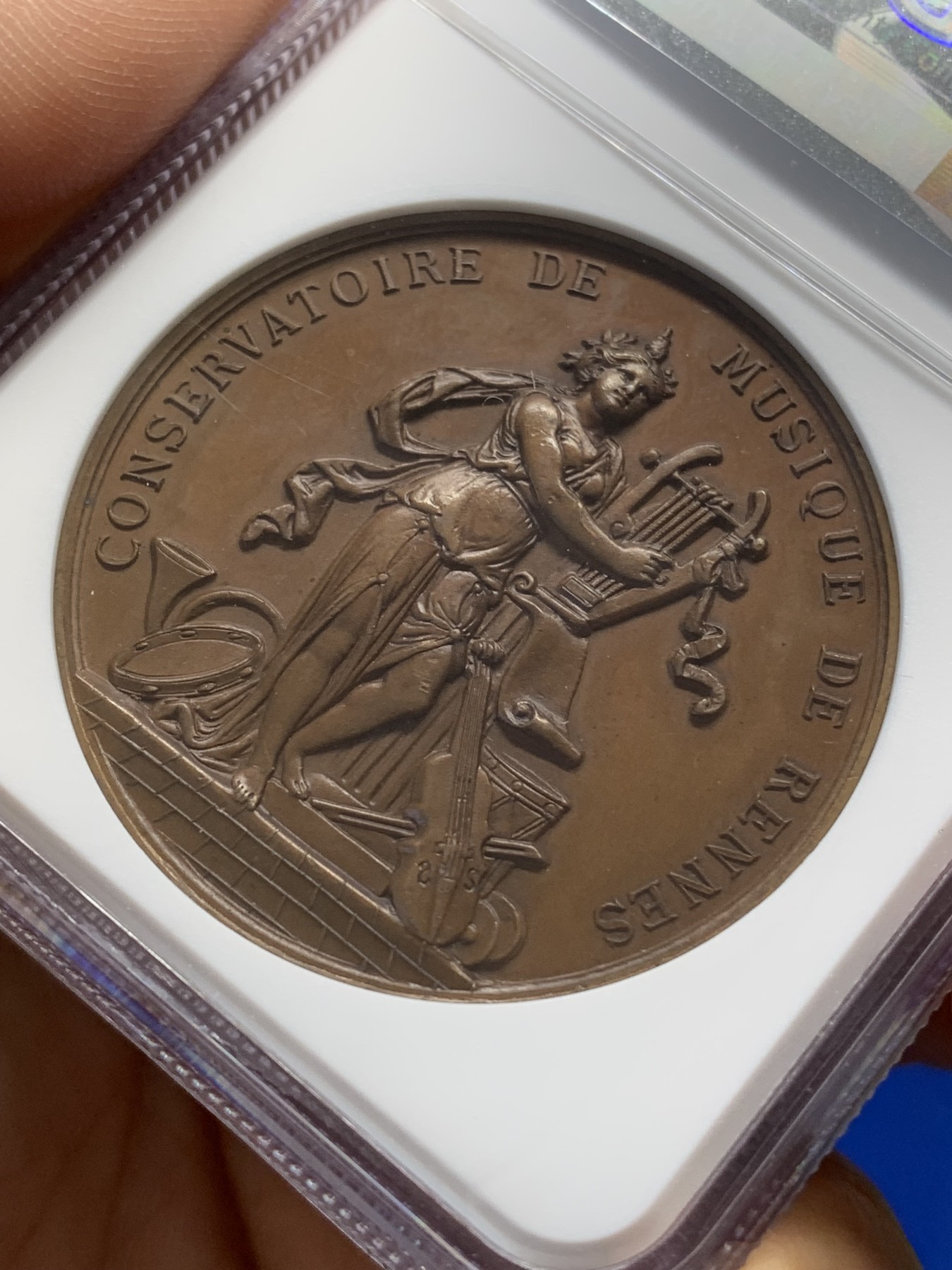 《竞宝斋》第218场-周日，周一 2场 (全场包邮) NGC-MS63BN 19世纪法国音乐学院铜章 加厚盒