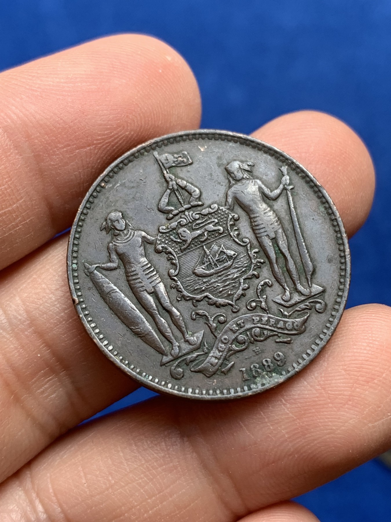 《竞宝斋》第218场-周日，周一 2场 (全场包邮) 英属北婆罗洲1889年洋元一分铜币，巧克力包浆+南洋北婆罗洲地区中孔兑货一仙铜代币，俗称“猪仔币”