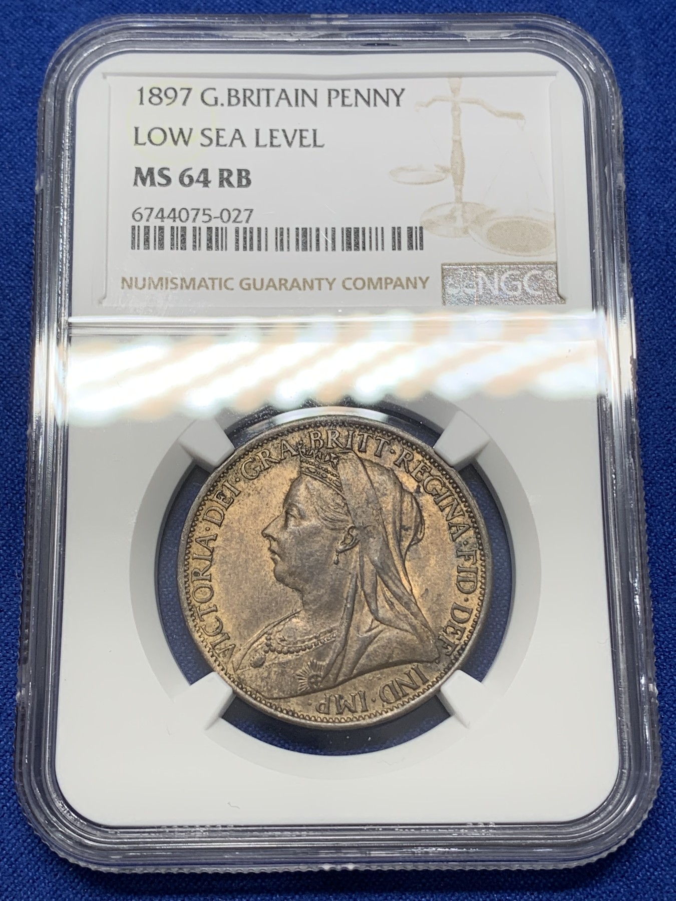 《竞宝斋》第218场-周日，周一 2场 (全场包邮) NGC MS64RB 1897年 英国维多利亚女王披纱1便士铜币 稀少低海平面版 带有不少原铜光