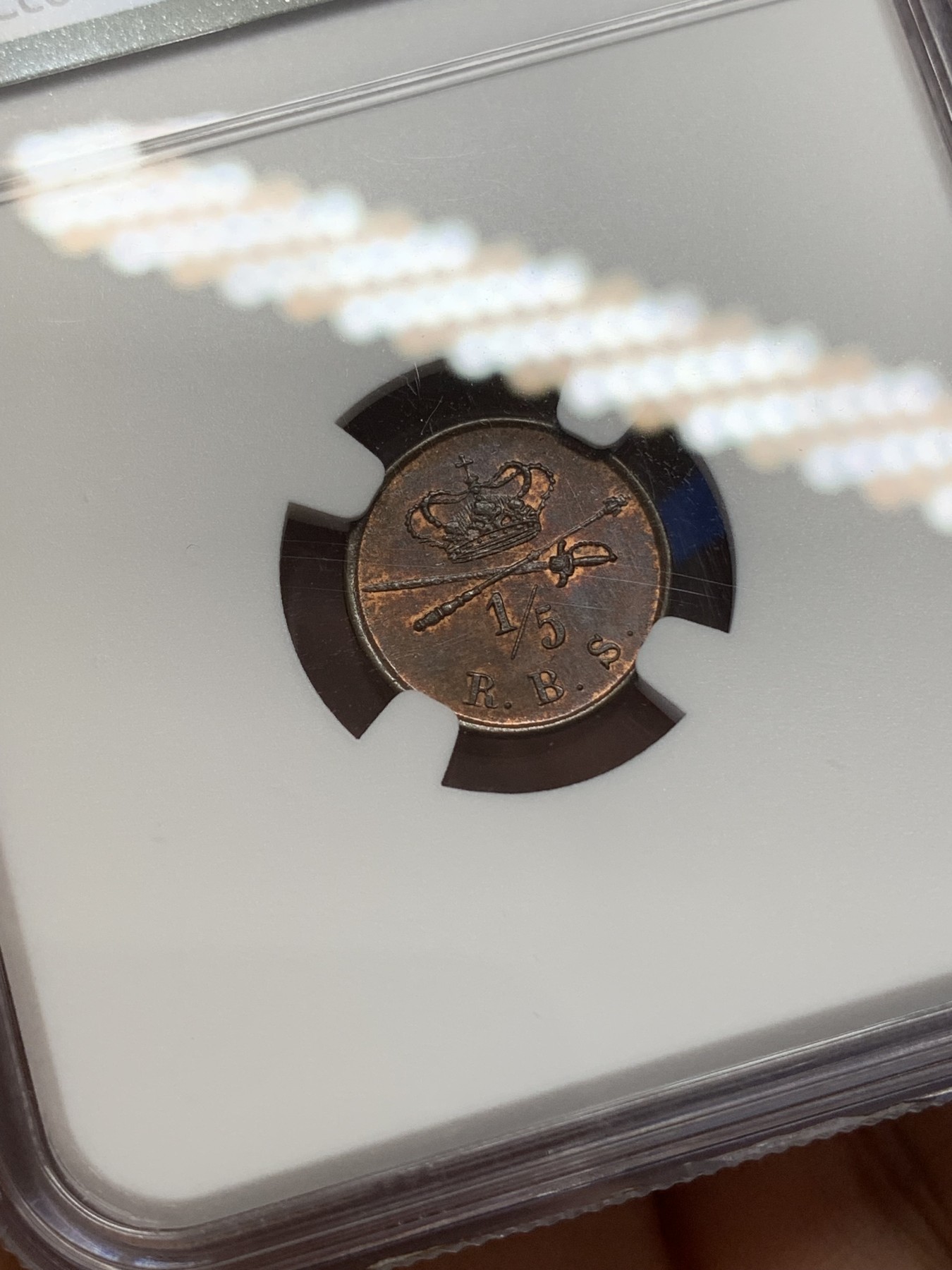 《竞宝斋》第218场-周日，周一 2场 (全场包邮) NGC-MS64BN 1842年丹麦1/5斯基林铜币，十分稀少品种，64分高分。状态非常好。