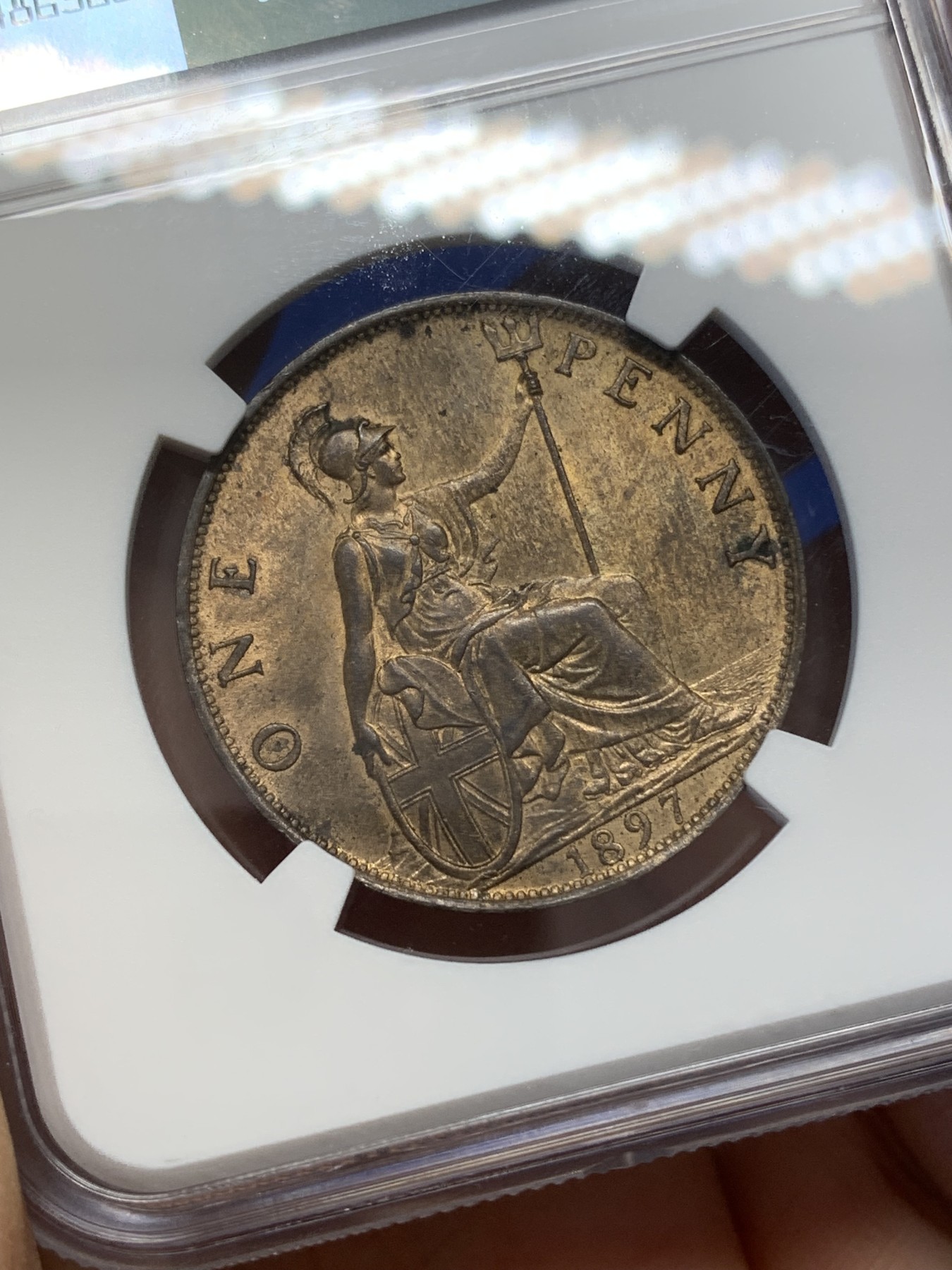 《竞宝斋》第218场-周日，周一 2场 (全场包邮) NGC MS64RB 1897年 英国维多利亚女王披纱1便士铜币 稀少低海平面版 带有不少原铜光