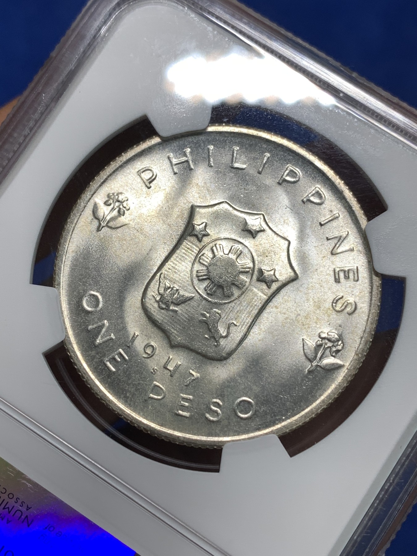 《竞宝斋》第218场-周日，周一 2场 (全场包邮) NGC-MS64 菲律宾 1947年S 麦克阿瑟将军1比索大银币 卷拆高分 热门品种