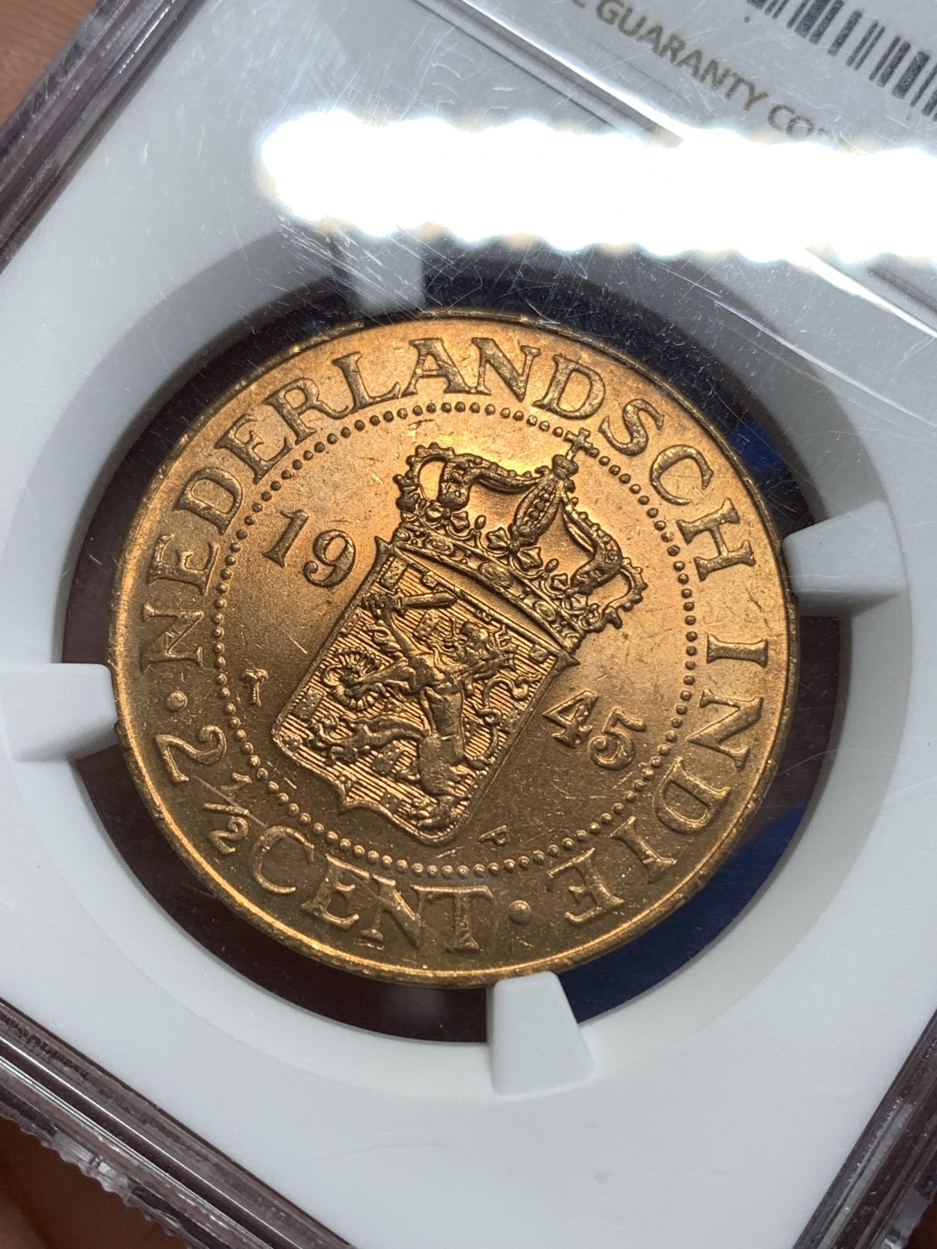 《竞宝斋》第218场-周日，周一 2场 (全场包邮) NGC MS64RD 荷属东印度1945年2.5分铜币 盒子左下角有磕