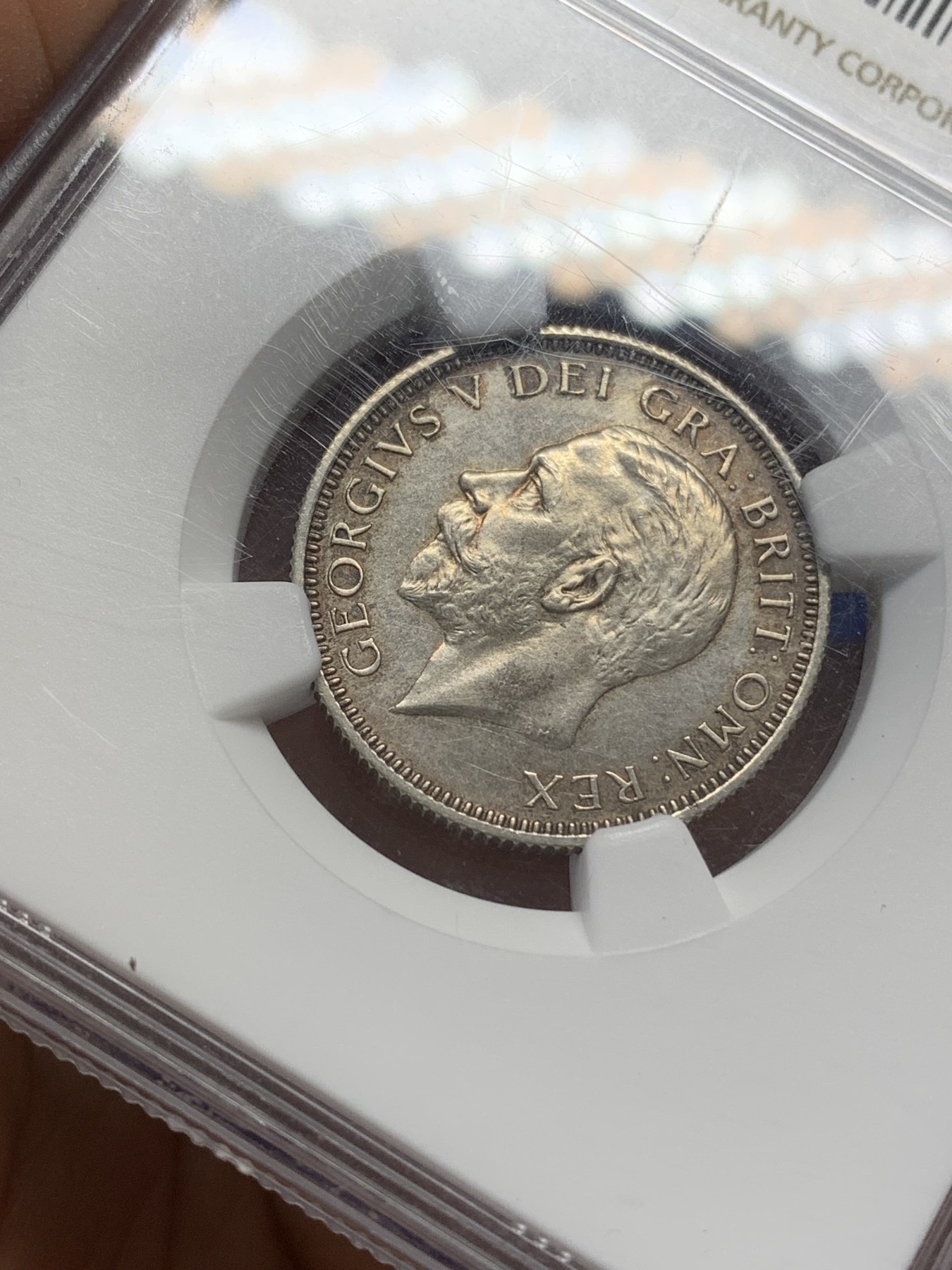 《竞宝斋》第218场-周日，周一 2场 (全场包邮) NGC-PF62 英国 1927年 乔治五世 精制 站狮 1先令银币 深色环彩