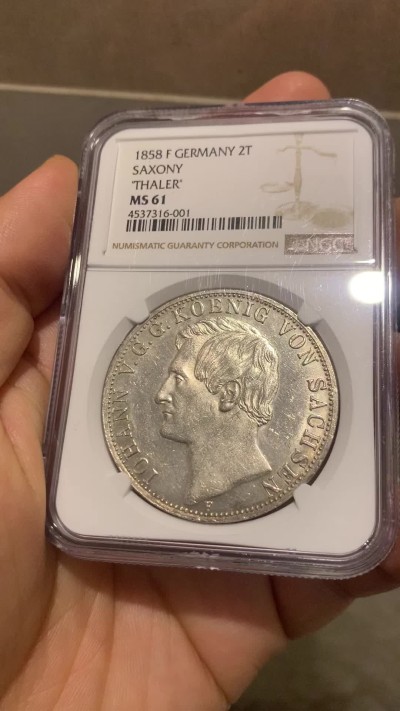 《竞宝斋》第218场-周日，周一 2场 (全场包邮) NGC MS61 德国 1858 萨克森王国 约翰一世 2泰勒 37克大银币 单年版 难遇品种