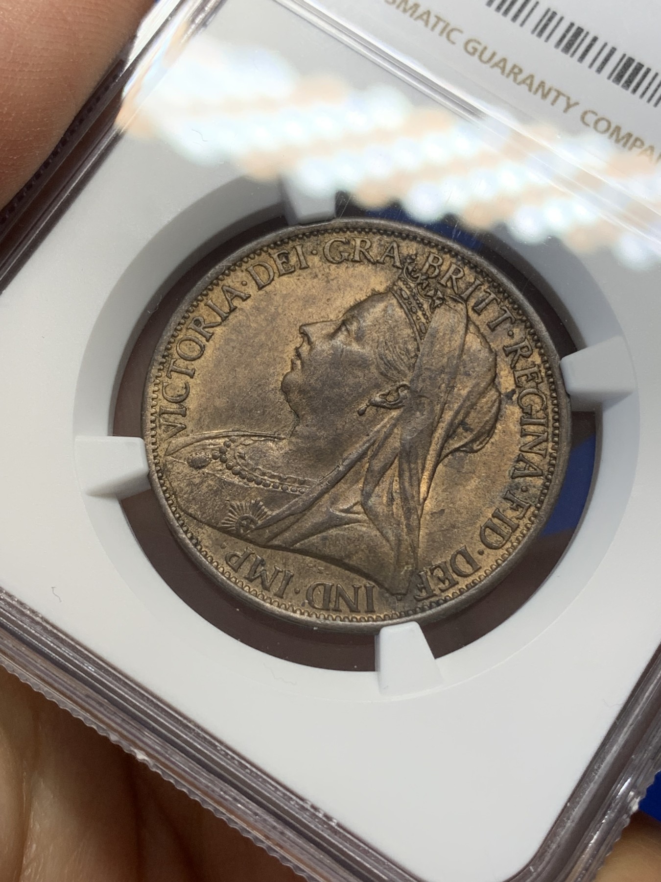 《竞宝斋》第218场-周日，周一 2场 (全场包邮) NGC MS64RB 1897年 英国维多利亚女王披纱1便士铜币 稀少低海平面版 带有不少原铜光