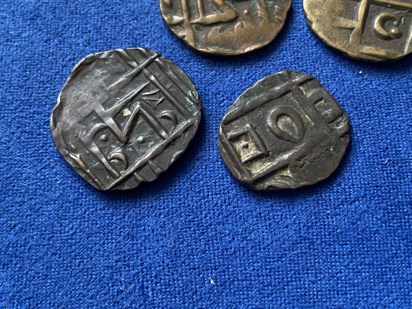 《竞宝斋》第218场-周日，周一 2场 (全场包邮) 不丹打制铜币4枚一组，2枚黄铜2枚红铜，黄铜材质打制币少见