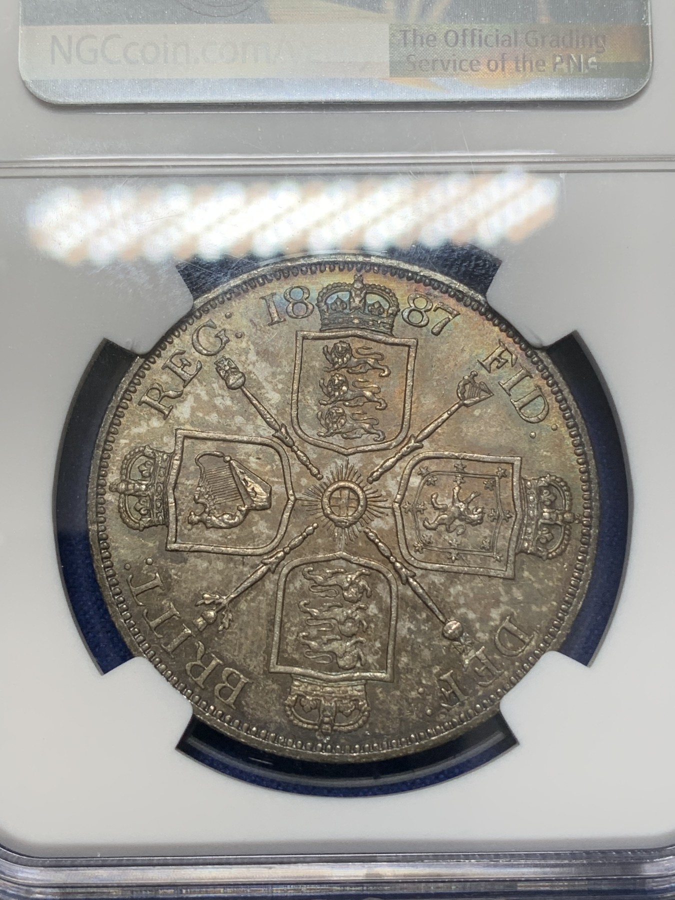 《竞宝斋》第218场-周日，周一 2场 (全场包邮) NGC MS62 1887年 英国维多利亚女王 高冠双弗洛林银币 罗马体版 镜面底板 酱彩包浆 无敌状态