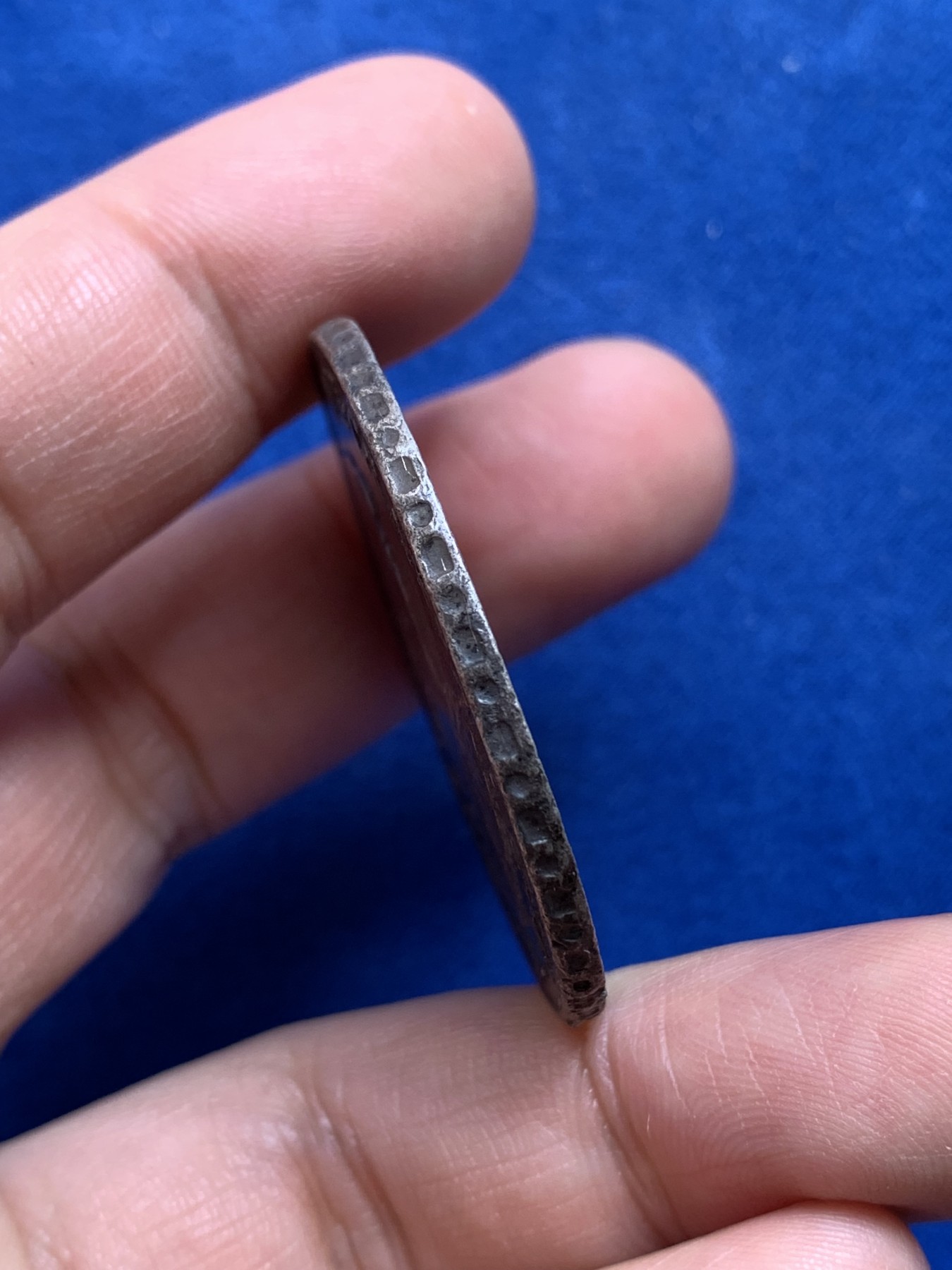 《竞宝斋》第218场-周日，周一 2场 (全场包邮) 秘鲁 1787 卡三 双柱 大银币 双面深彩包浆 背面中间1凹 状态非常好 见图