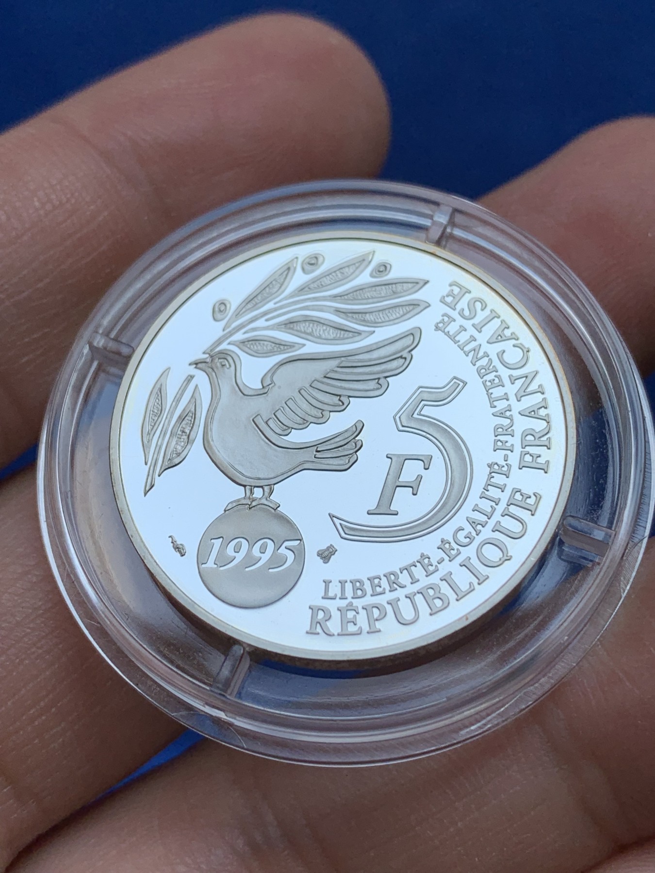 《竞宝斋》第218场-周日，周一 2场 (全场包邮) 法国1995年纪念联合国五十周年5法郎银币 900银 12克 29毫米