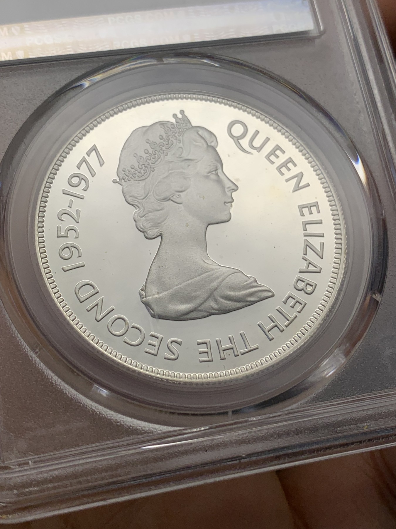 《竞宝斋》第218场-周日，周一 2场 (全场包邮) PCGS PR68 圣赫勒拿1977女王登基 25周年市政厅与陆龟25便士精制银币