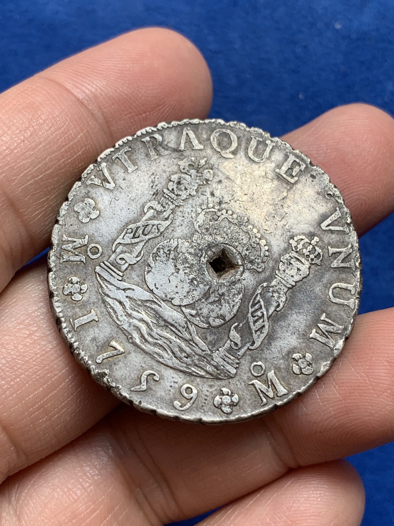 《竞宝斋》第218场-周日，周一 2场 (全场包邮) 墨西哥 1759 地球双柱 大银币 带金钱戳 状态好  挺有意义 打穿孔的戳不多见