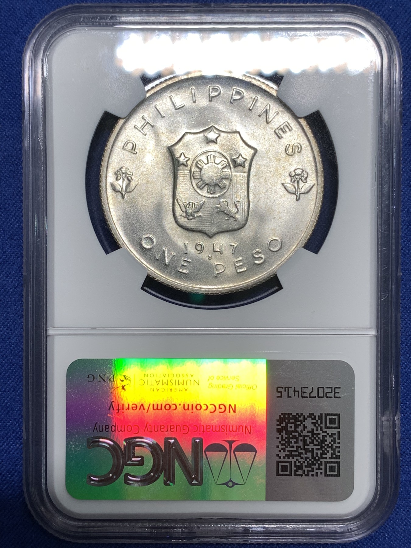 《竞宝斋》第218场-周日，周一 2场 (全场包邮) NGC-MS64 菲律宾 1947年S 麦克阿瑟将军1比索大银币 卷拆高分 热门品种