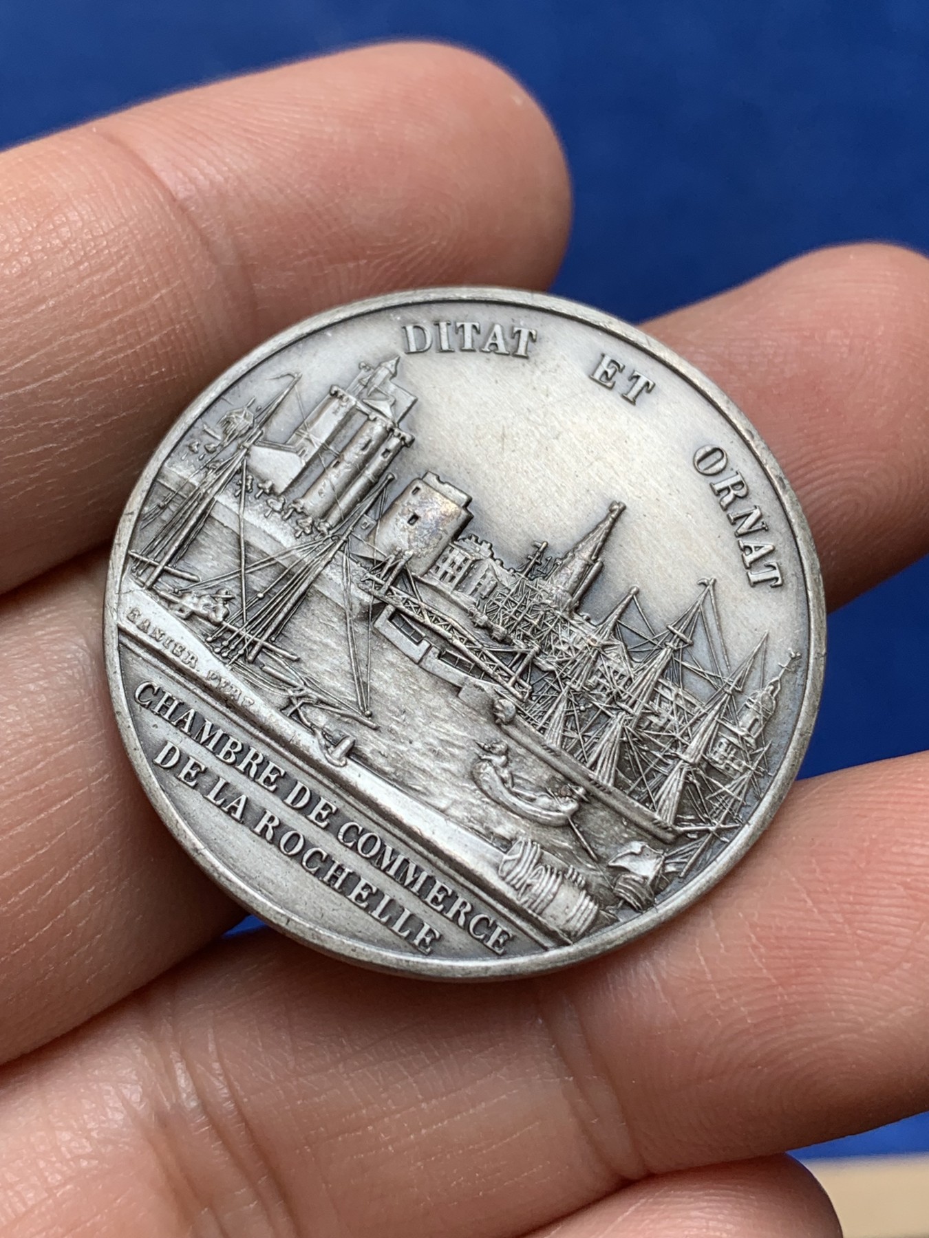 《竞宝斋》第218场-周日，周一 2场 (全场包邮) 法国 拉罗谢尔商会银章 33mm 16.4g 品相很好 铸纹清晰 边铭丰饶角1