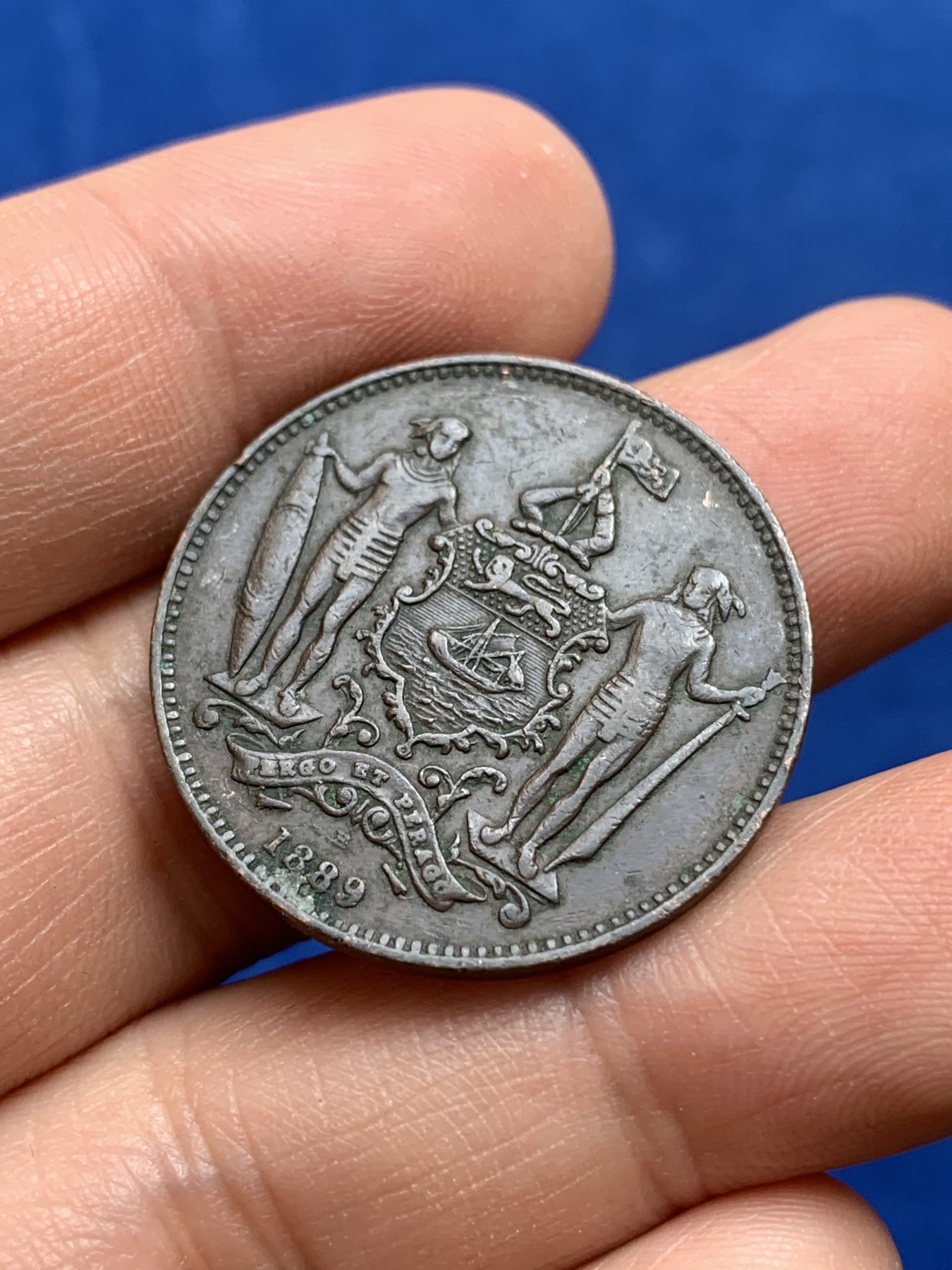 《竞宝斋》第218场-周日，周一 2场 (全场包邮) 英属北婆罗洲1889年洋元一分铜币，巧克力包浆+南洋北婆罗洲地区中孔兑货一仙铜代币，俗称“猪仔币”