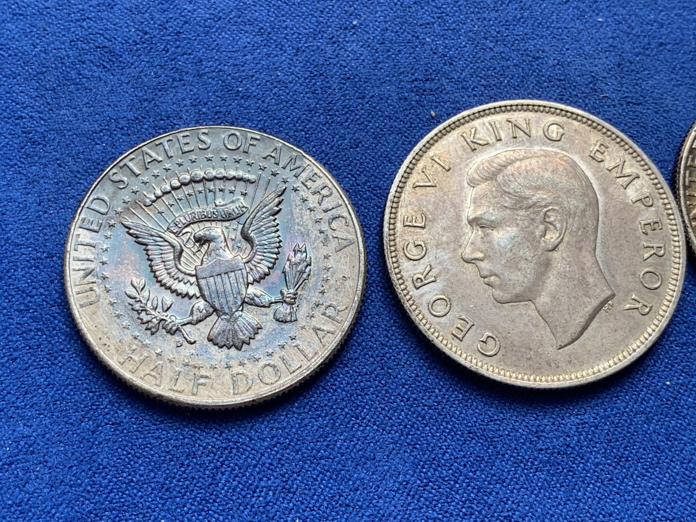 《竞宝斋》第218场-周日，周一 2场 (全场包邮) 中型银币3枚一组，美国1964年高银半美元2枚酱彩包浆+新西兰1940年建国100周年半克朗