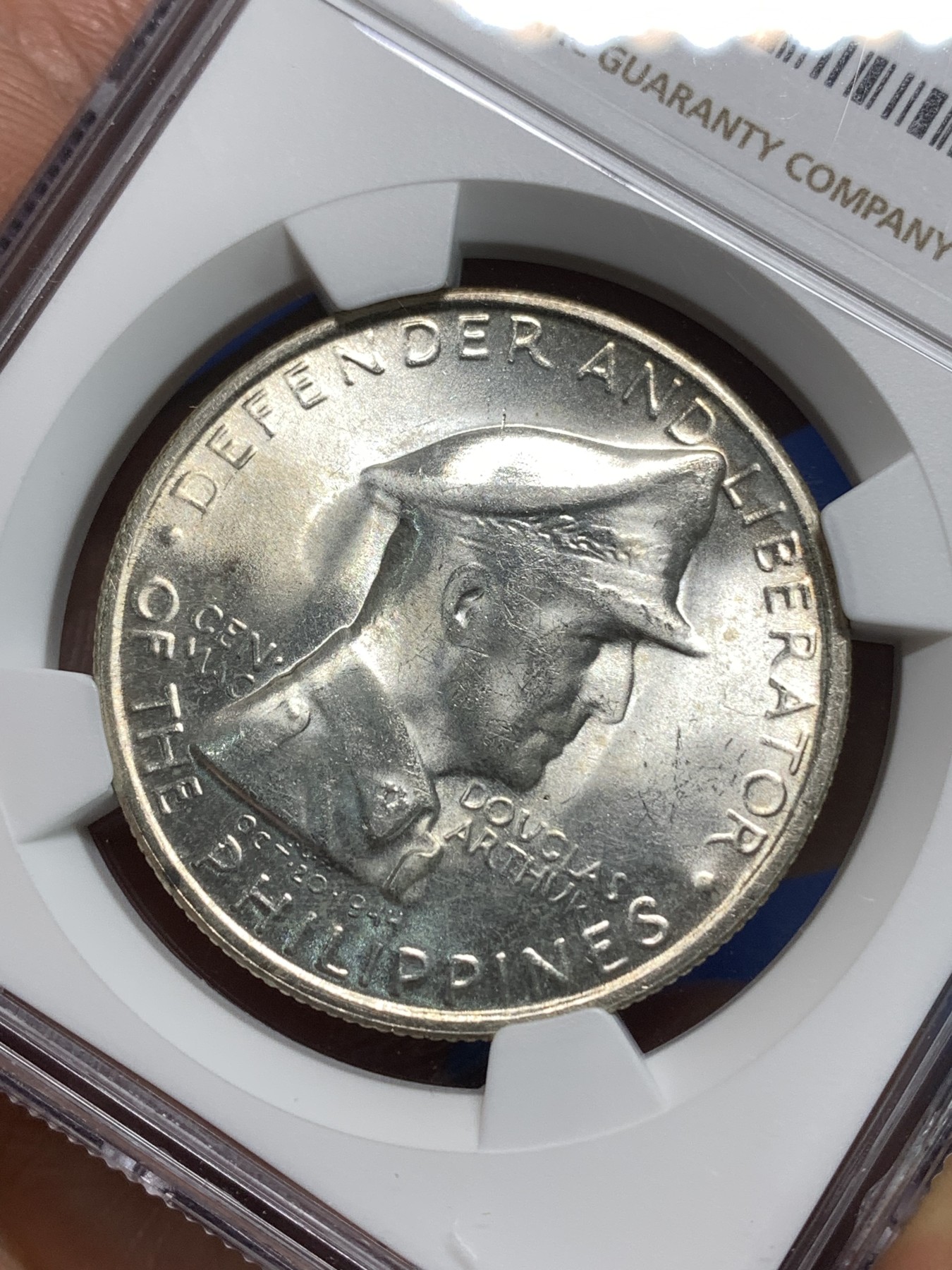 《竞宝斋》第218场-周日，周一 2场 (全场包邮) NGC-MS64 菲律宾 1947年S 麦克阿瑟将军1比索大银币 卷拆高分 热门品种