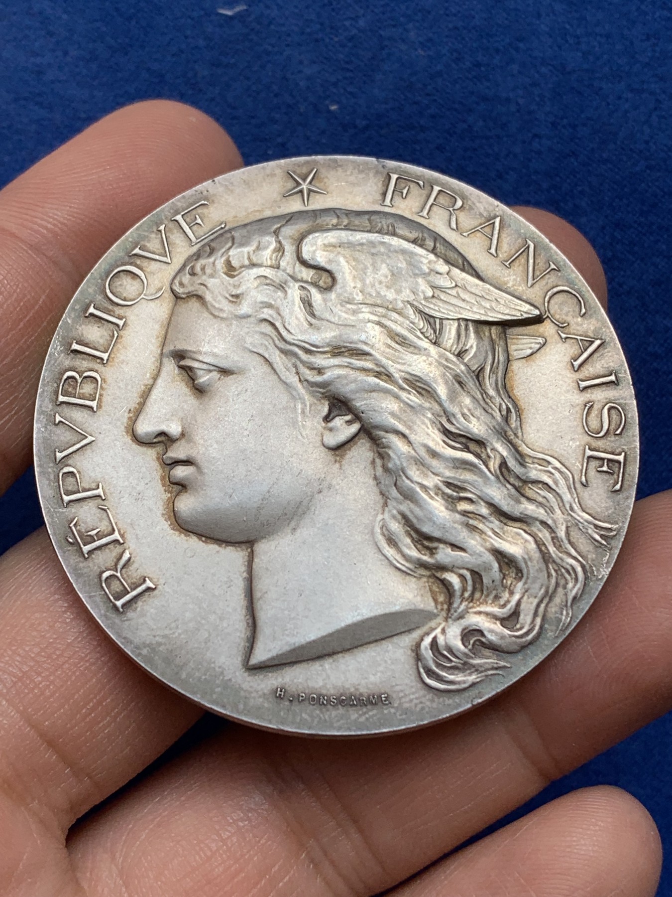 《竞宝斋》第218场-周日，周一 2场 (全场包邮) 1898墨丘利医学蛇大银章 50.4mm 68.3g 自然氧化 品相不错 边铭 丰饶角A(少见)