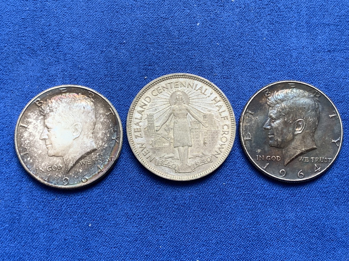 《竞宝斋》第218场-周日，周一 2场 (全场包邮) 中型银币3枚一组，美国1964年高银半美元2枚酱彩包浆+新西兰1940年建国100周年半克朗