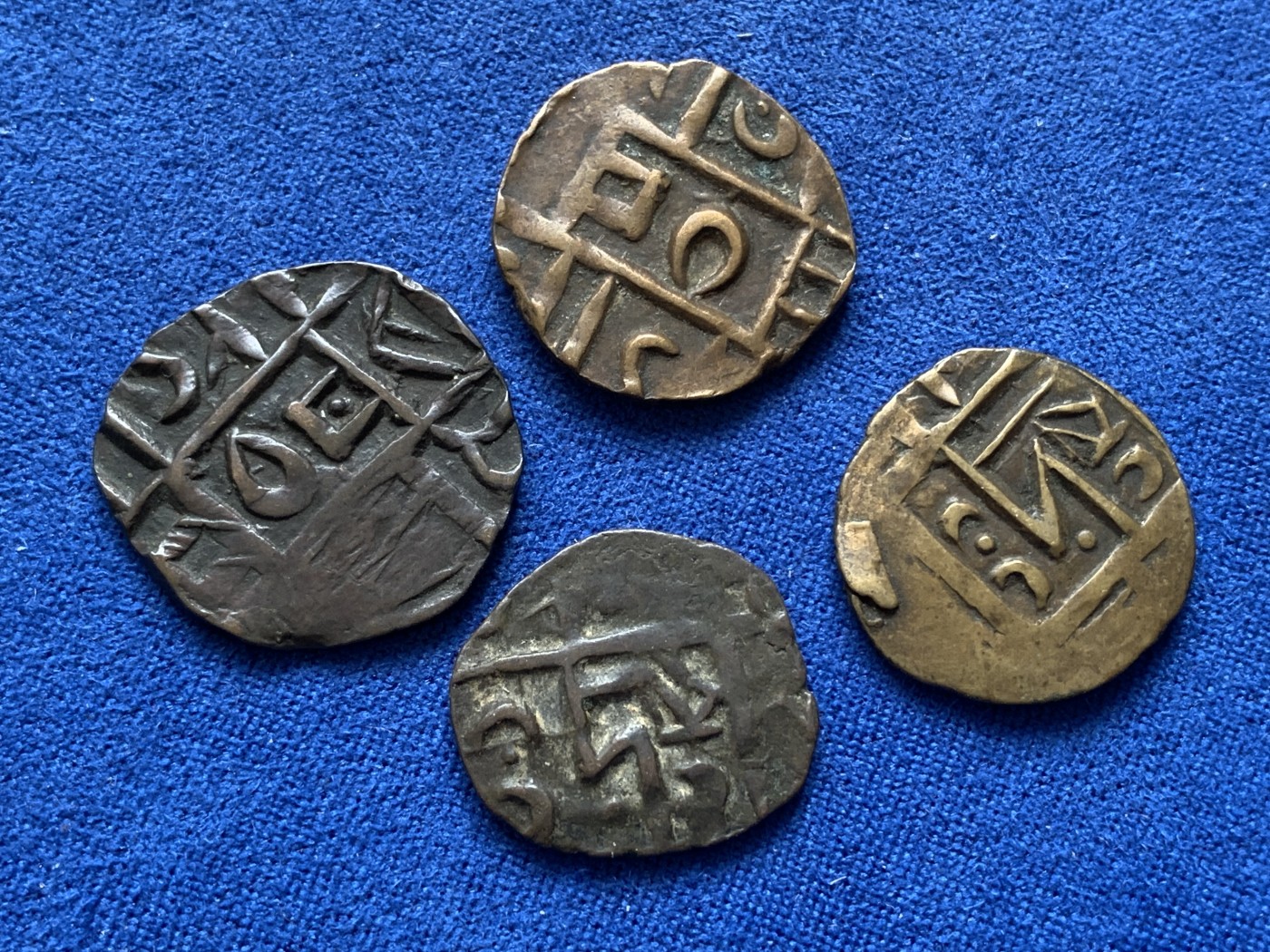 《竞宝斋》第218场-周日，周一 2场 (全场包邮) 不丹打制铜币4枚一组，2枚黄铜2枚红铜，黄铜材质打制币少见