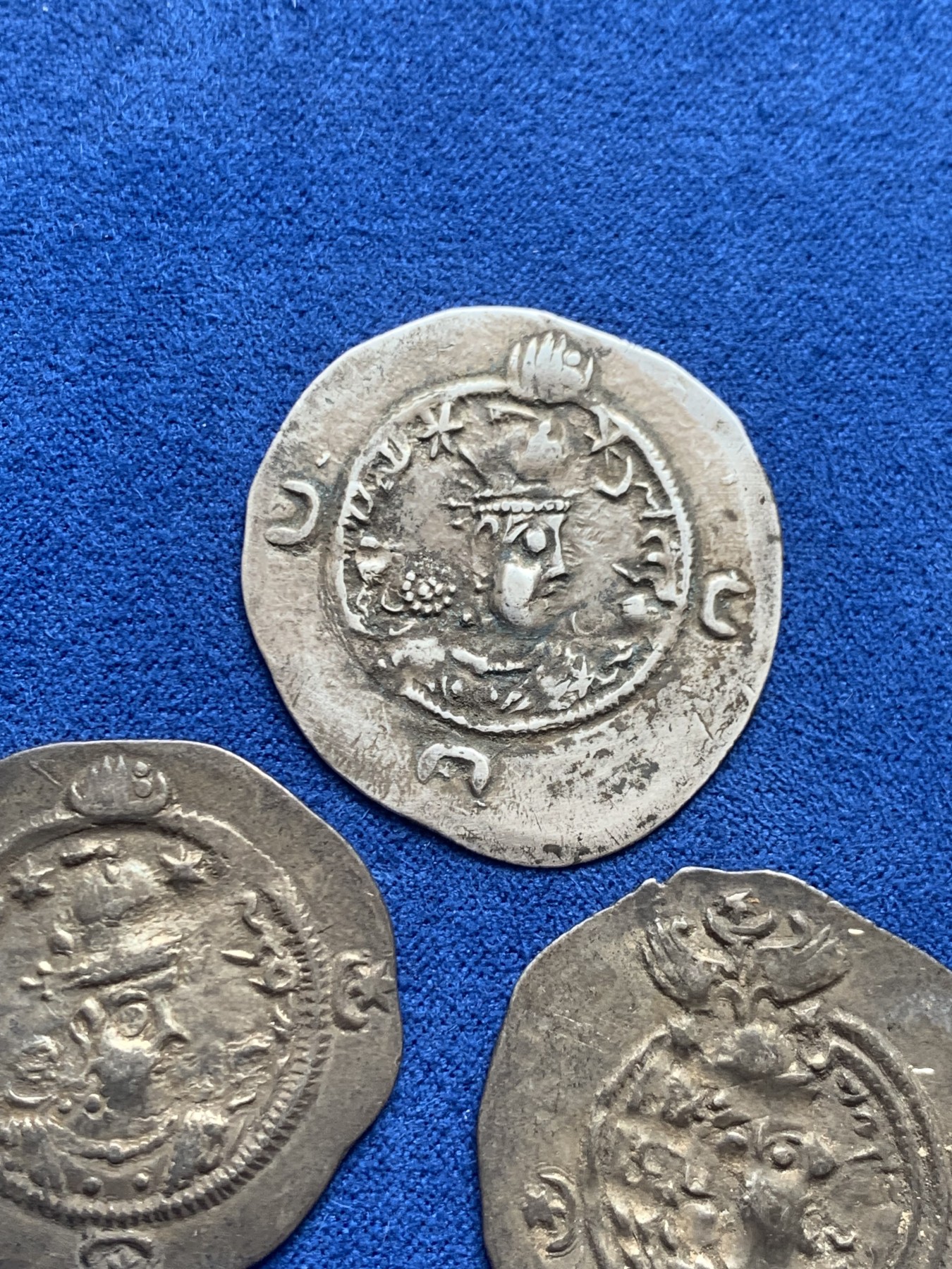 《竞宝斋》第218场-周日，周一 2场 (全场包邮) 3枚一组 公元531~628年古波斯萨珊王朝银币，面值1德拉马克，每个4克左右。3个版本，库思老一世（531-579），霍米兹德四世（579-590），库思老二世（591-628）