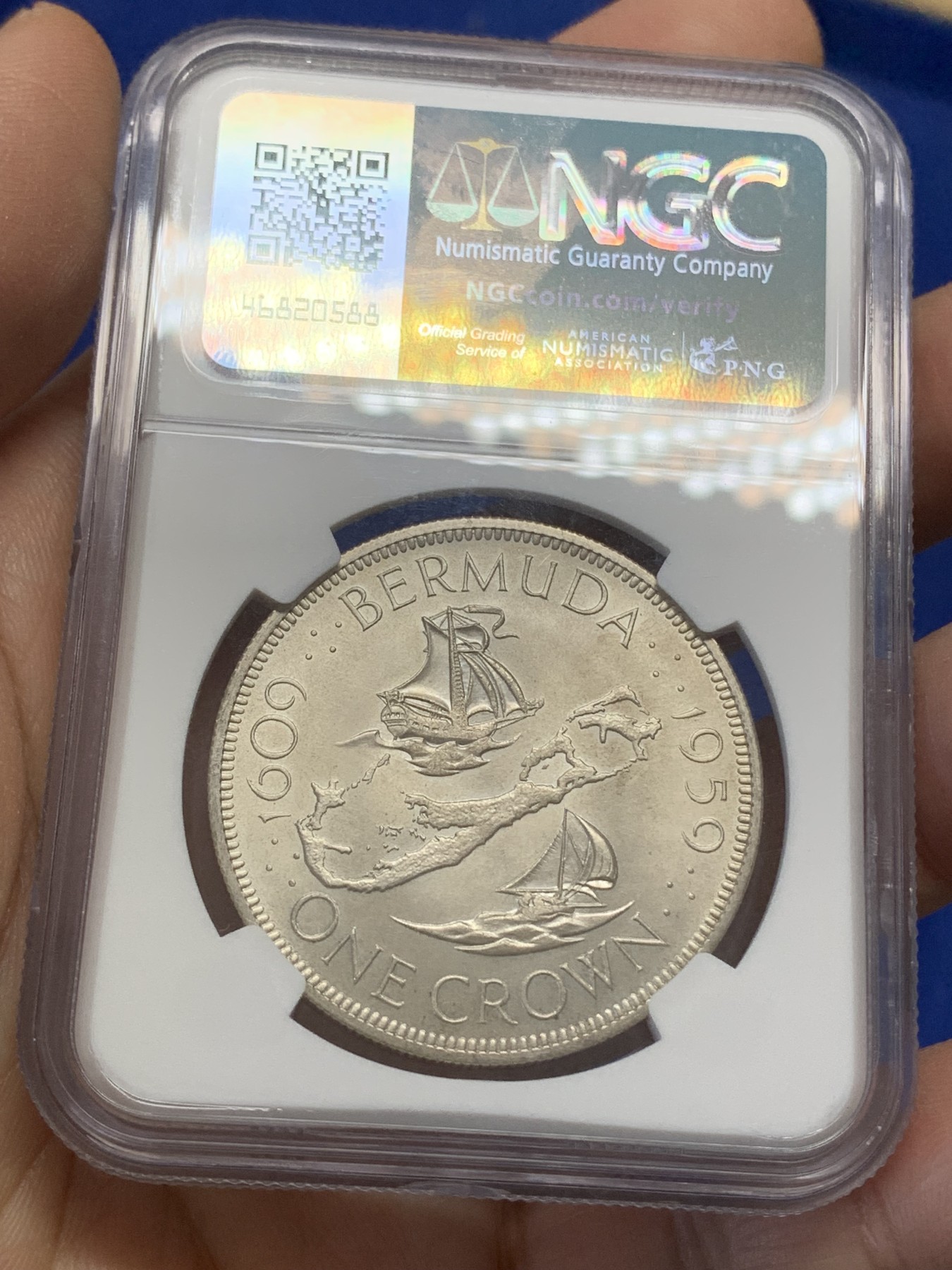 《竞宝斋》第218场-周日，周一 2场 (全场包邮) NGC-MS64 英属百慕大群岛1959年伊丽莎白二世1克朗银币，直径38mm，重28.28克，925银，发行量100010枚。自治的英国海外领地独立发行的首枚钱币。车轮转光，非常漂亮。
