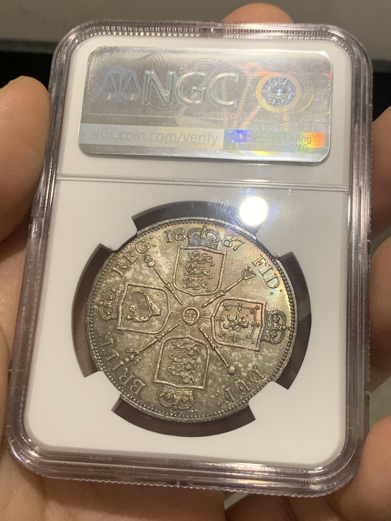 《竞宝斋》第218场-周日，周一 2场 (全场包邮) NGC MS62 1887年 英国维多利亚女王 高冠双弗洛林银币 罗马体版 镜面底板 酱彩包浆 无敌状态