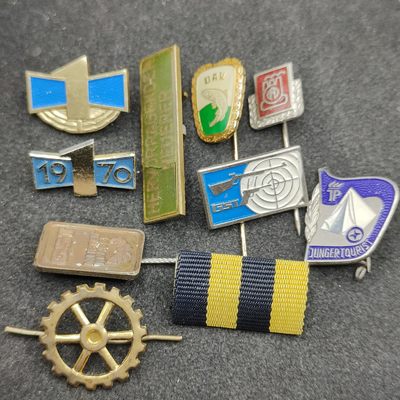 全场0元起拍 第112期 咸鱼国勋章拍卖专场 11月26日（周日）下午6：00开始 - 东德徽章一组十个