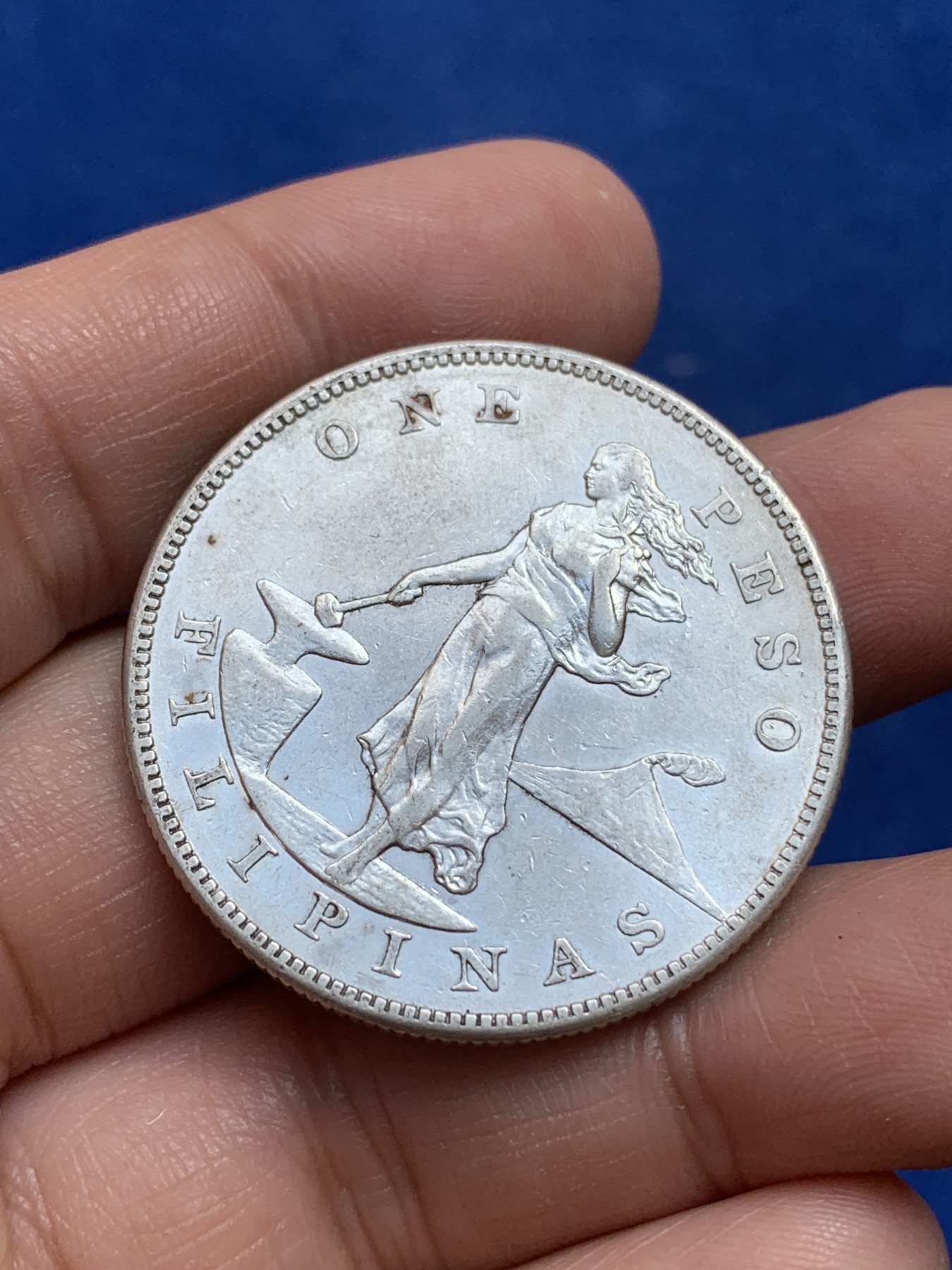 《竞宝斋》第218场-周日，周一 2场 (全场包邮) 美属菲律宾1903年1比索打铁女神银币，大规格，女神面容清晰，币面细节都不错