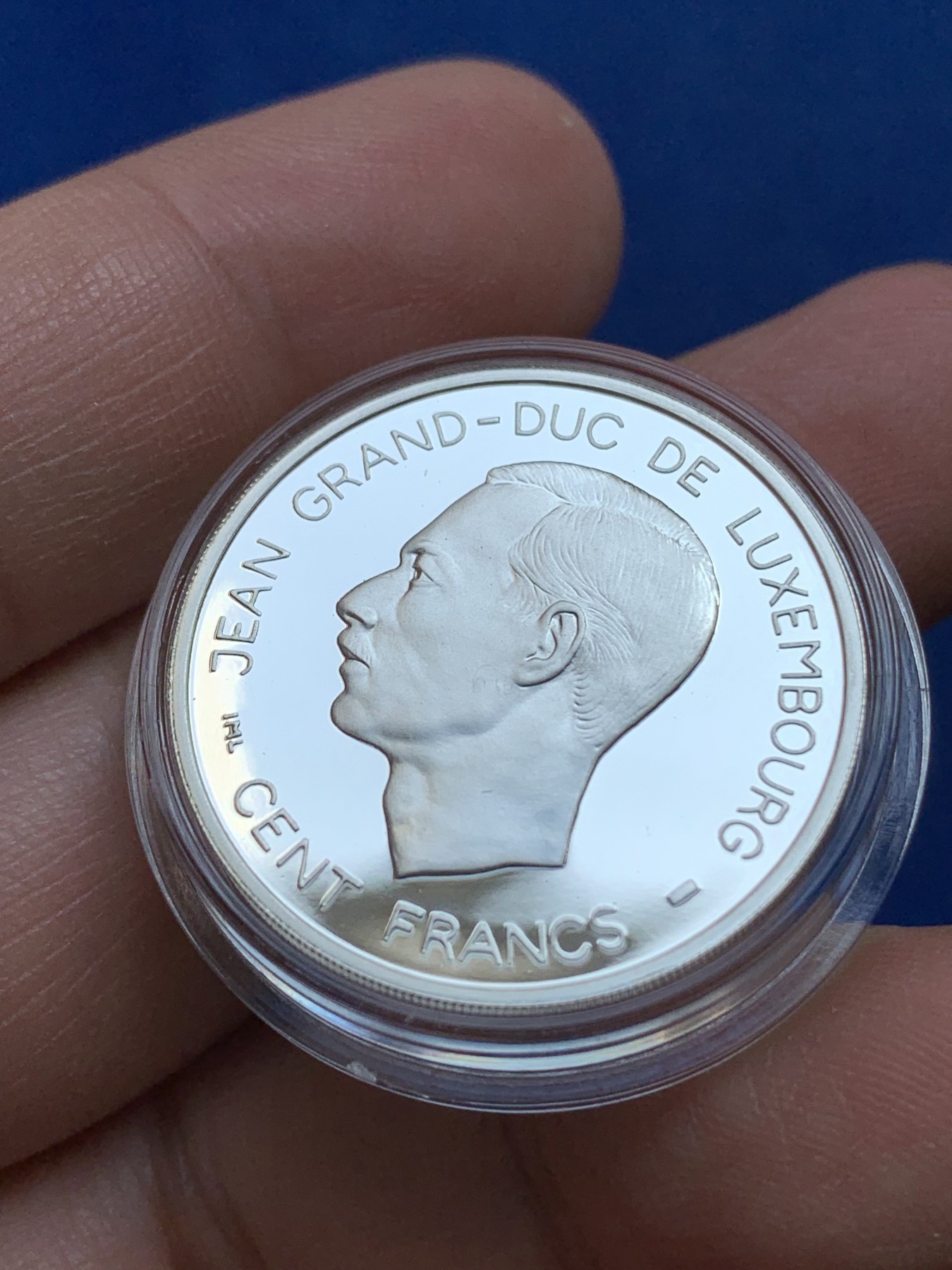 《竞宝斋》第218场-周日，周一 2场 (全场包邮) 卢森堡1995年纪念联合国成立50周年100法郎银币 925银 15.98g 28.40mm