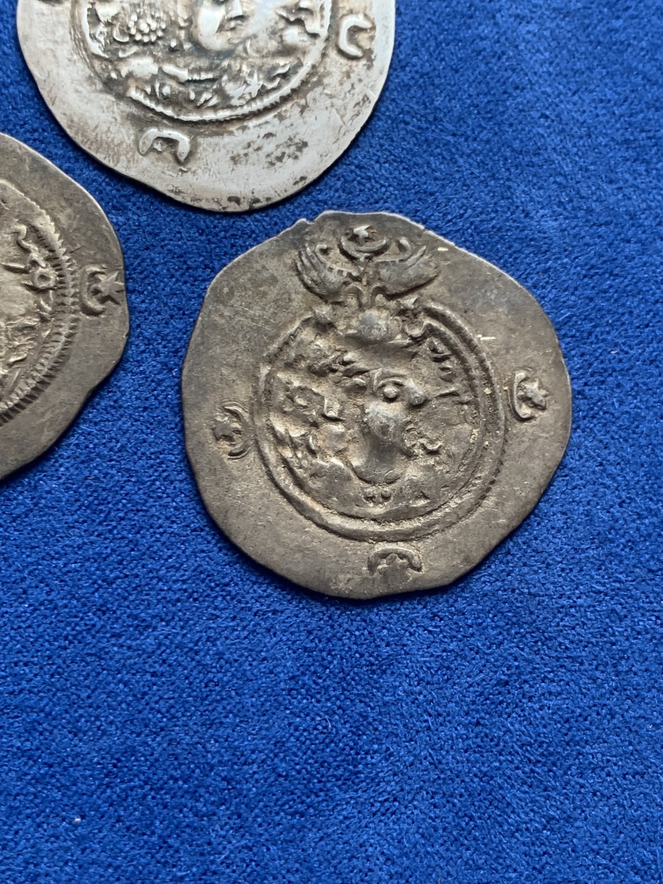 《竞宝斋》第218场-周日，周一 2场 (全场包邮) 3枚一组 公元531~628年古波斯萨珊王朝银币，面值1德拉马克，每个4克左右。3个版本，库思老一世（531-579），霍米兹德四世（579-590），库思老二世（591-628）