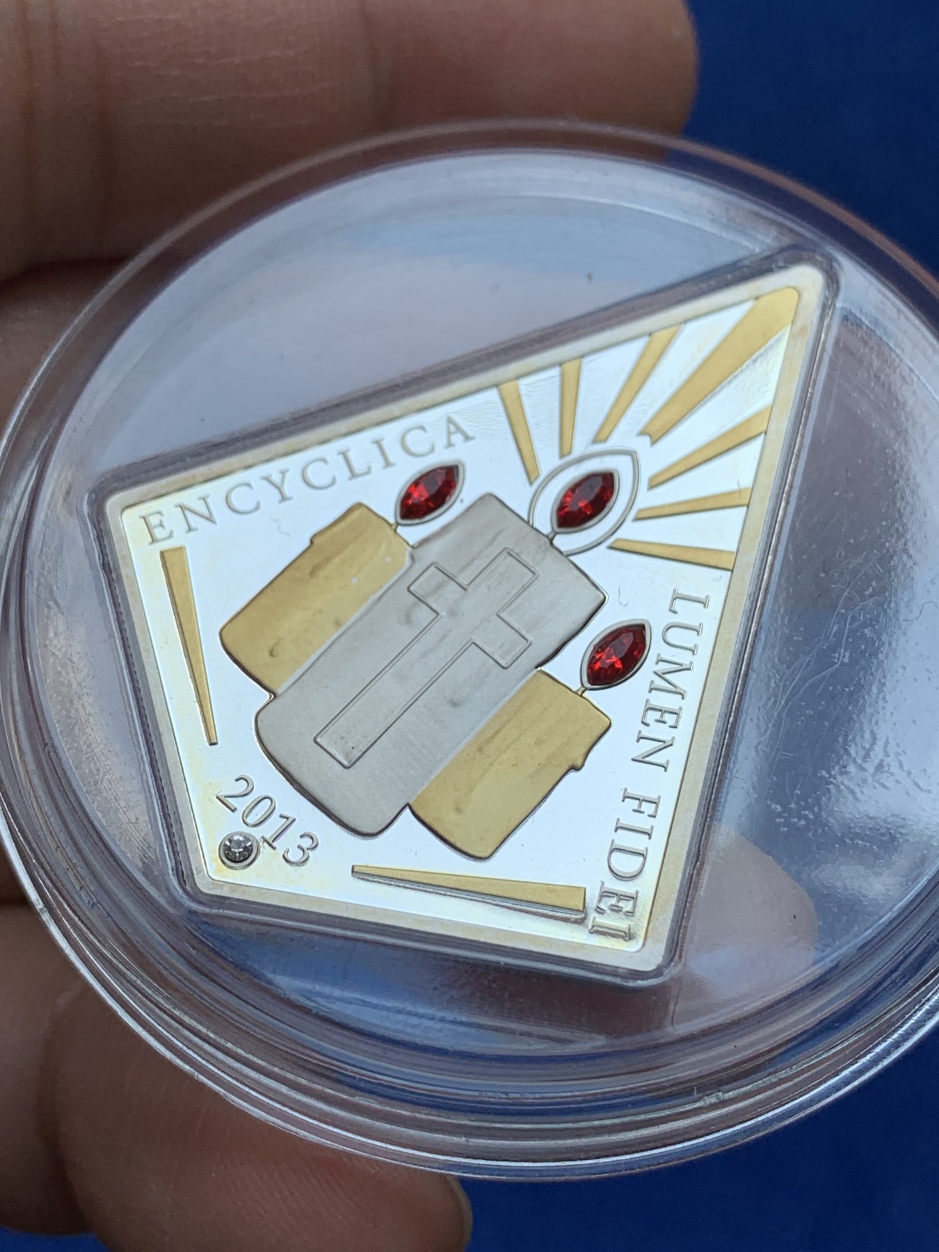 《竞宝斋》第218场-周日，周一 2场 (全场包邮) 库克群岛2013年5元信仰之光银镀金带镶嵌异形精制纪念银币 25g 999银 量5000 盒装带证