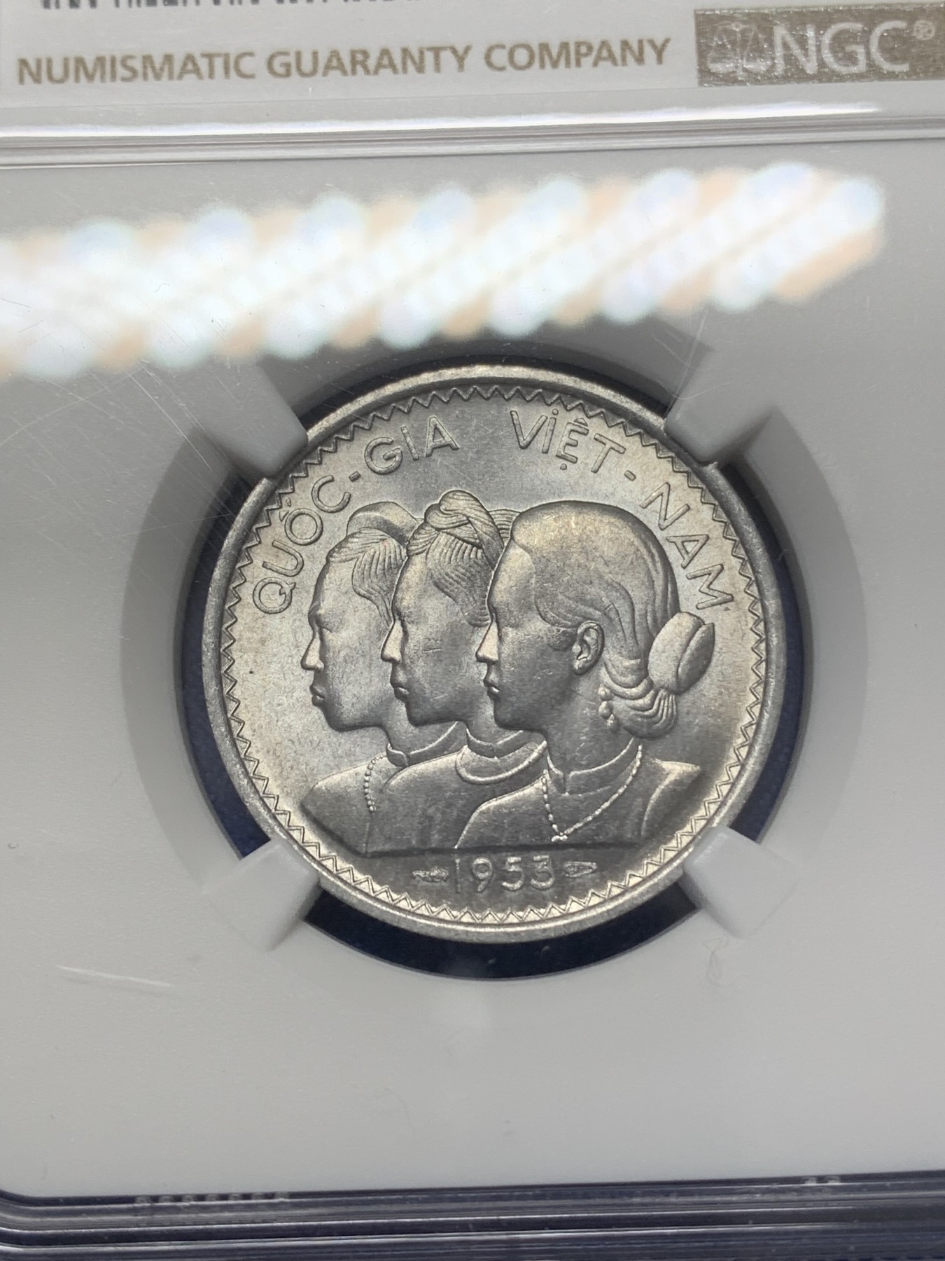 《竞宝斋》第218场-周日，周一 2场 (全场包邮) NGC MS63 越南1953三美女20苏铝币