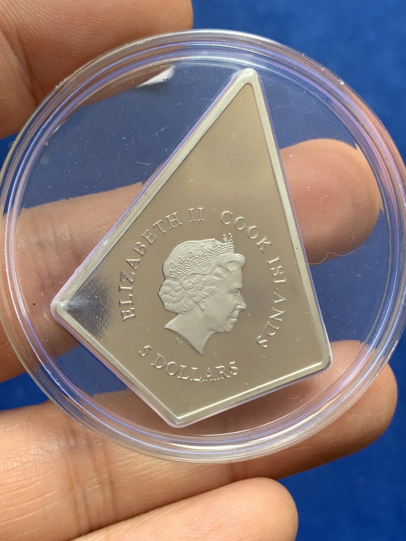 《竞宝斋》第218场-周日，周一 2场 (全场包邮) 库克群岛2013年5元信仰之光银镀金带镶嵌异形精制纪念银币 25g 999银 量5000 盒装带证