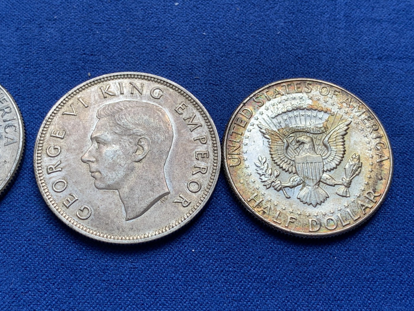 《竞宝斋》第218场-周日，周一 2场 (全场包邮) 中型银币3枚一组，美国1964年高银半美元2枚酱彩包浆+新西兰1940年建国100周年半克朗